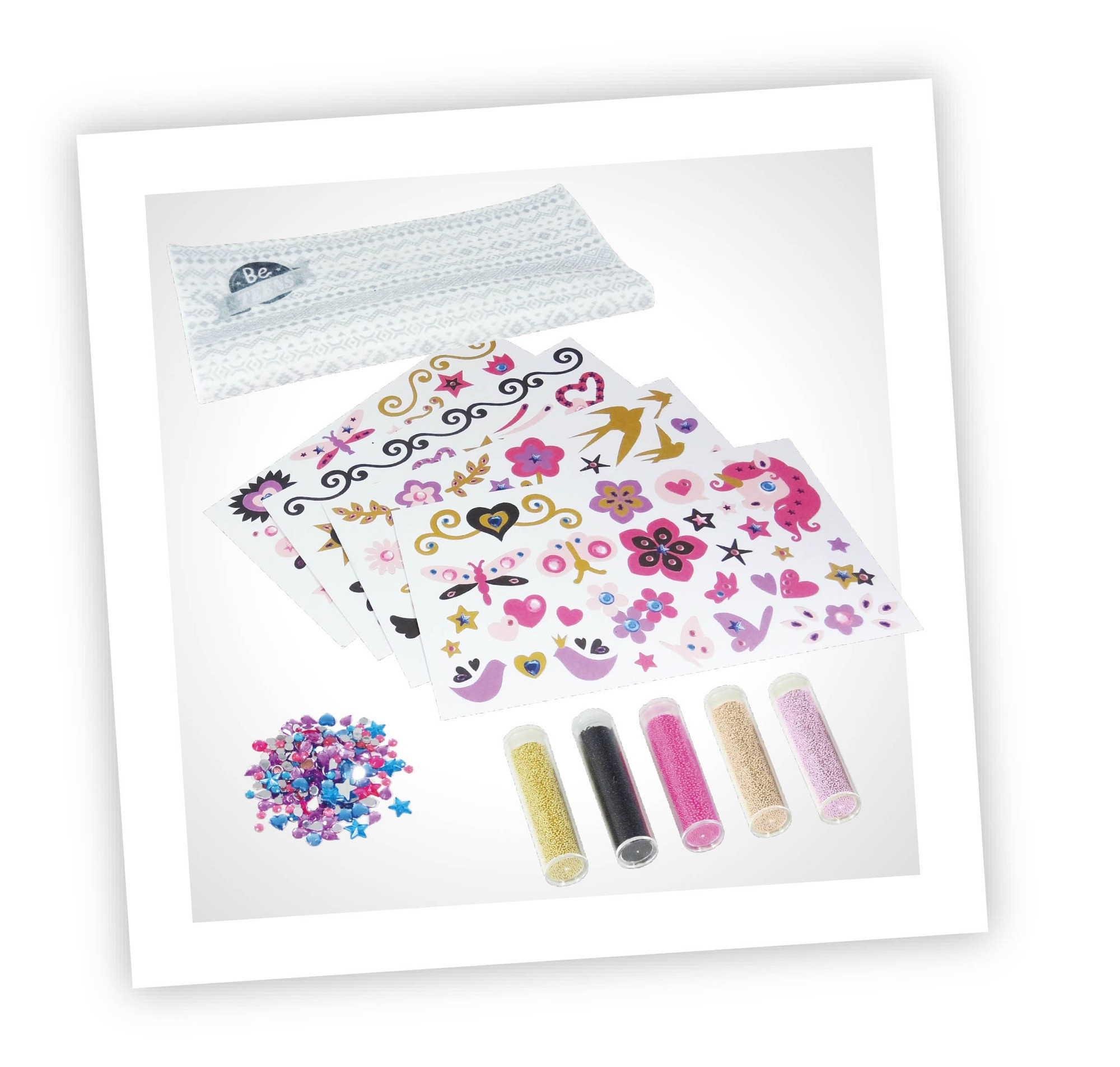 Zestaw rzemieślniczy z dekoracyjnymi naklejkami, koralikami i opaską do włosów na białym tle w białej ramie.