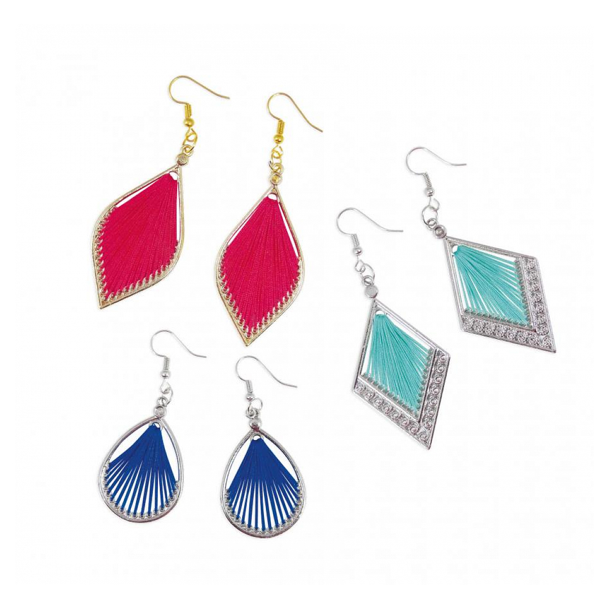 Kolczyki. Dwie pary, różowe i niebieskie wzory z nici. Srebrne i złote haczyki. Białe tło.