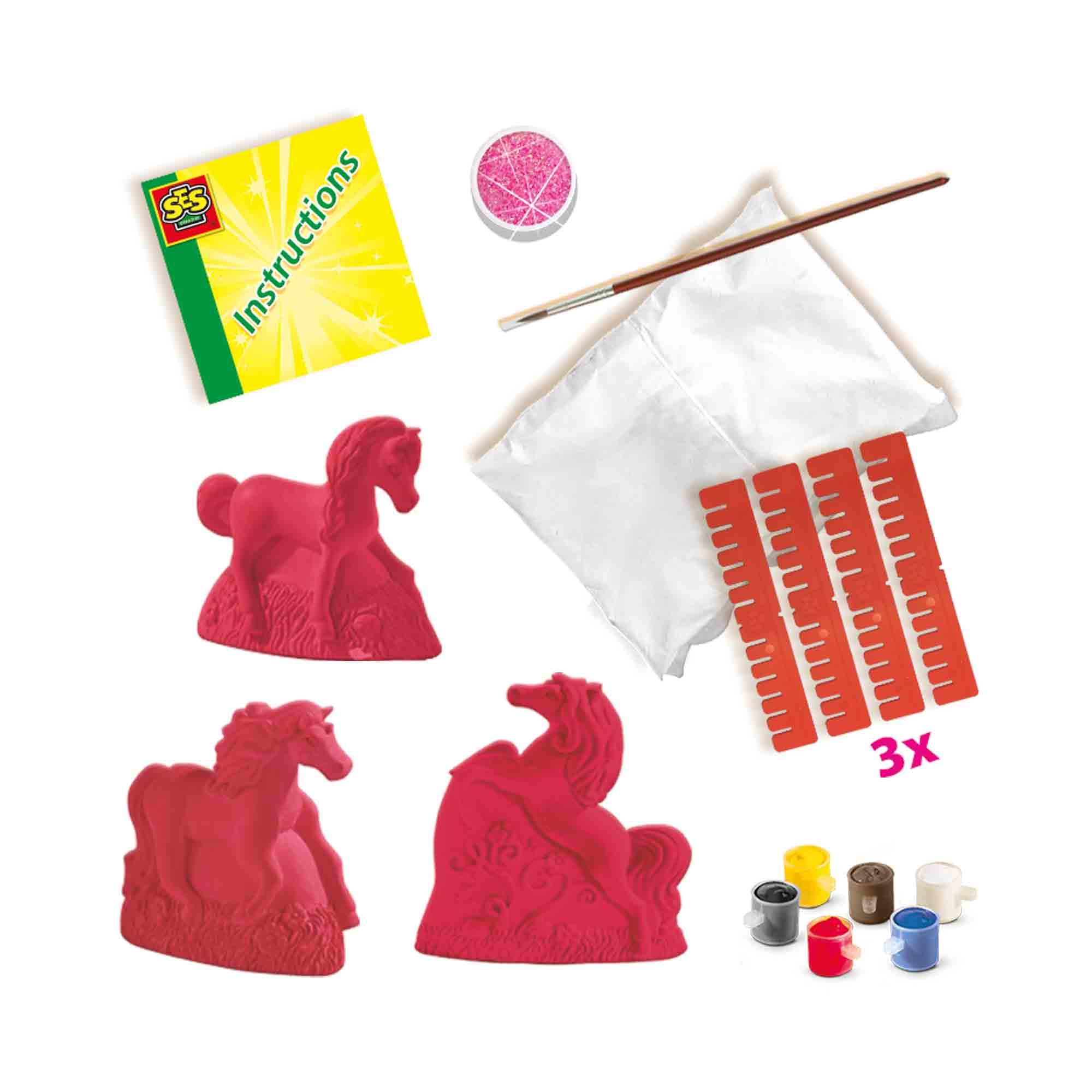 Zestaw materiałów rzemieślniczych, w tym figurki koni, farby, instrukcje i brokat.