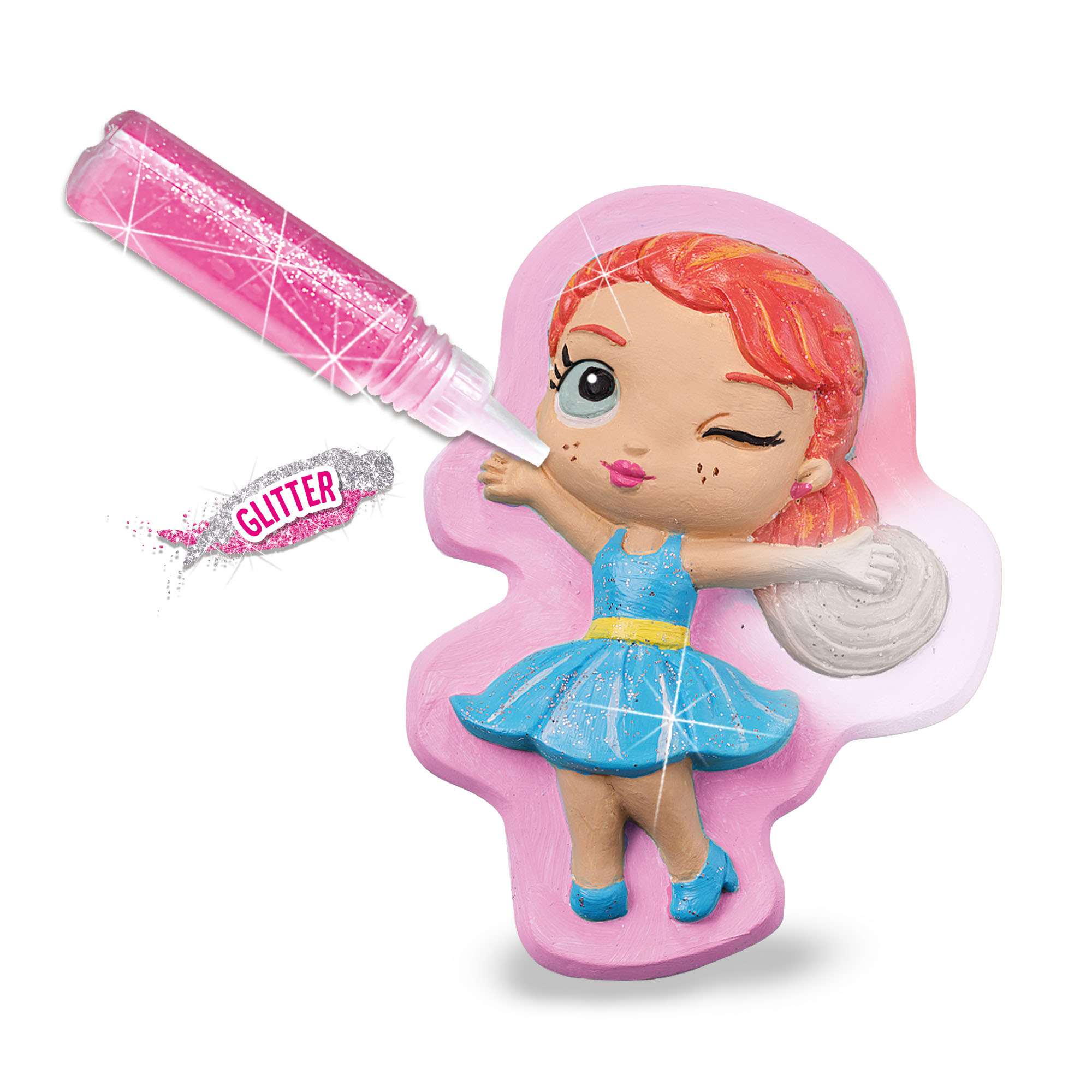 Lalka jest ozdabiana brokatem. Tło jest różowe, z brokatowym tekstem.