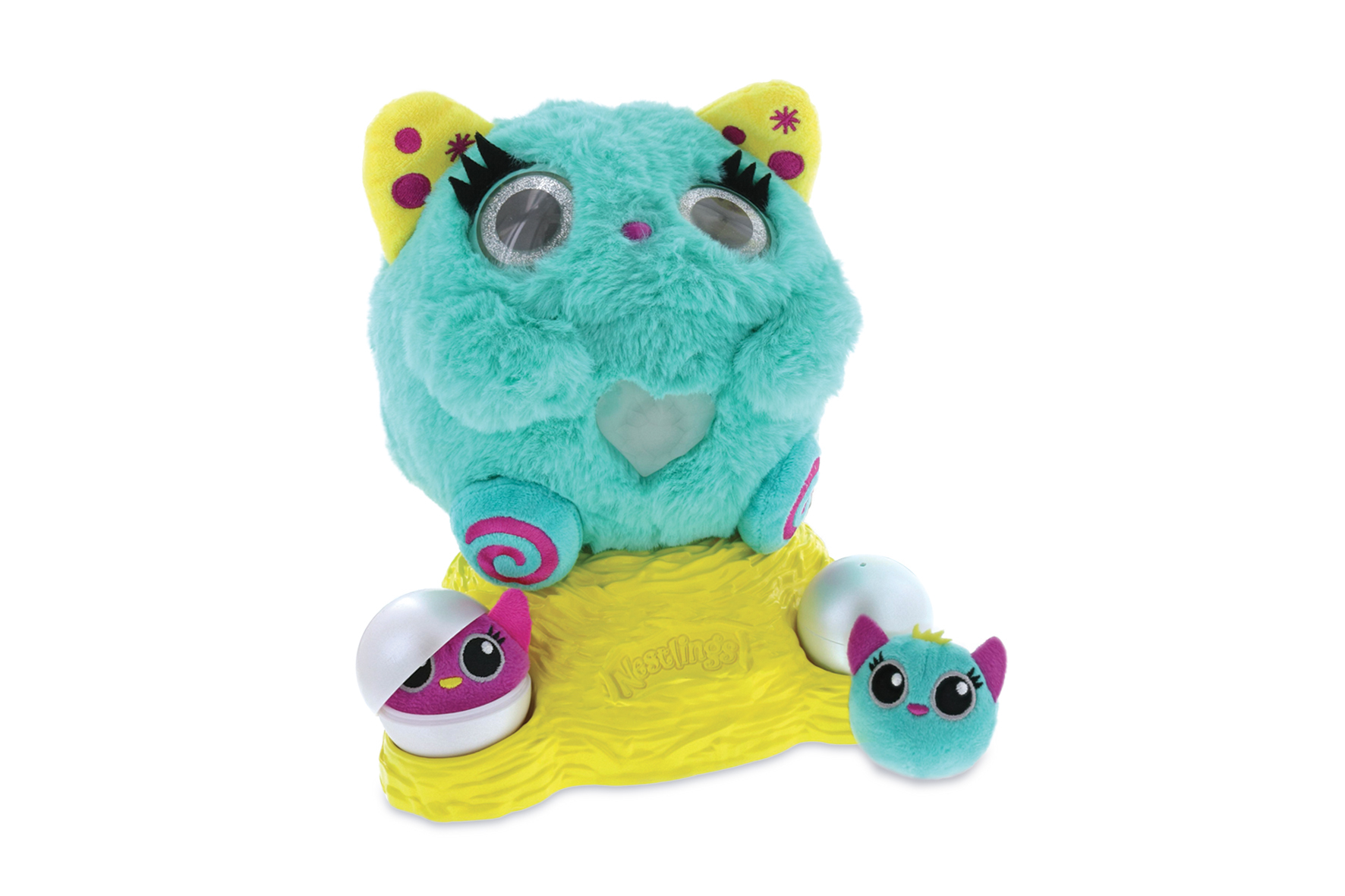 Turkusowa pluszowa zabawka z dużymi oczami, z dwiema mniejszymi zabawkami na żółtej podstawie.