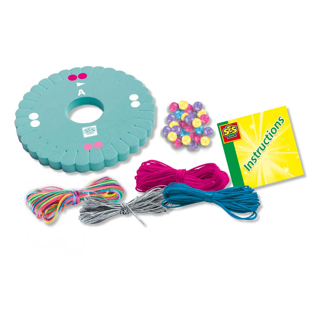 Zestaw rzemieślniczy ze sznurkiem, koralikami i instrukcjami. Elementy są ułożone na białej powierzchni.