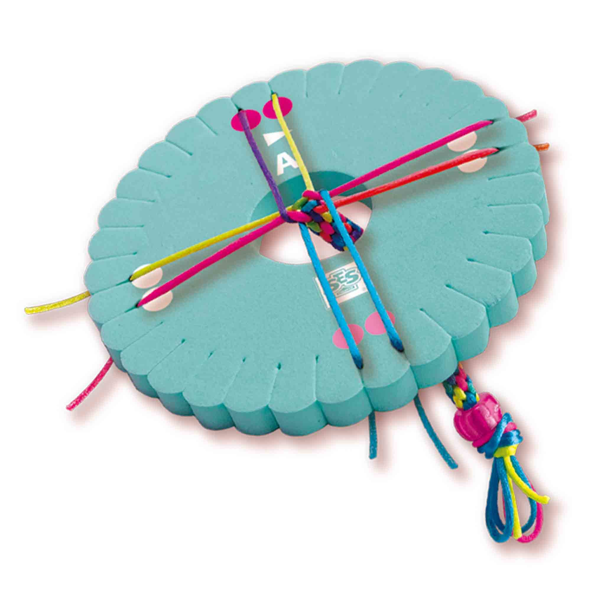 Niebieski dysk piankowy ze sznurkami i plecionym koralikiem. Kolorowe sznurki promieniują ze środka.