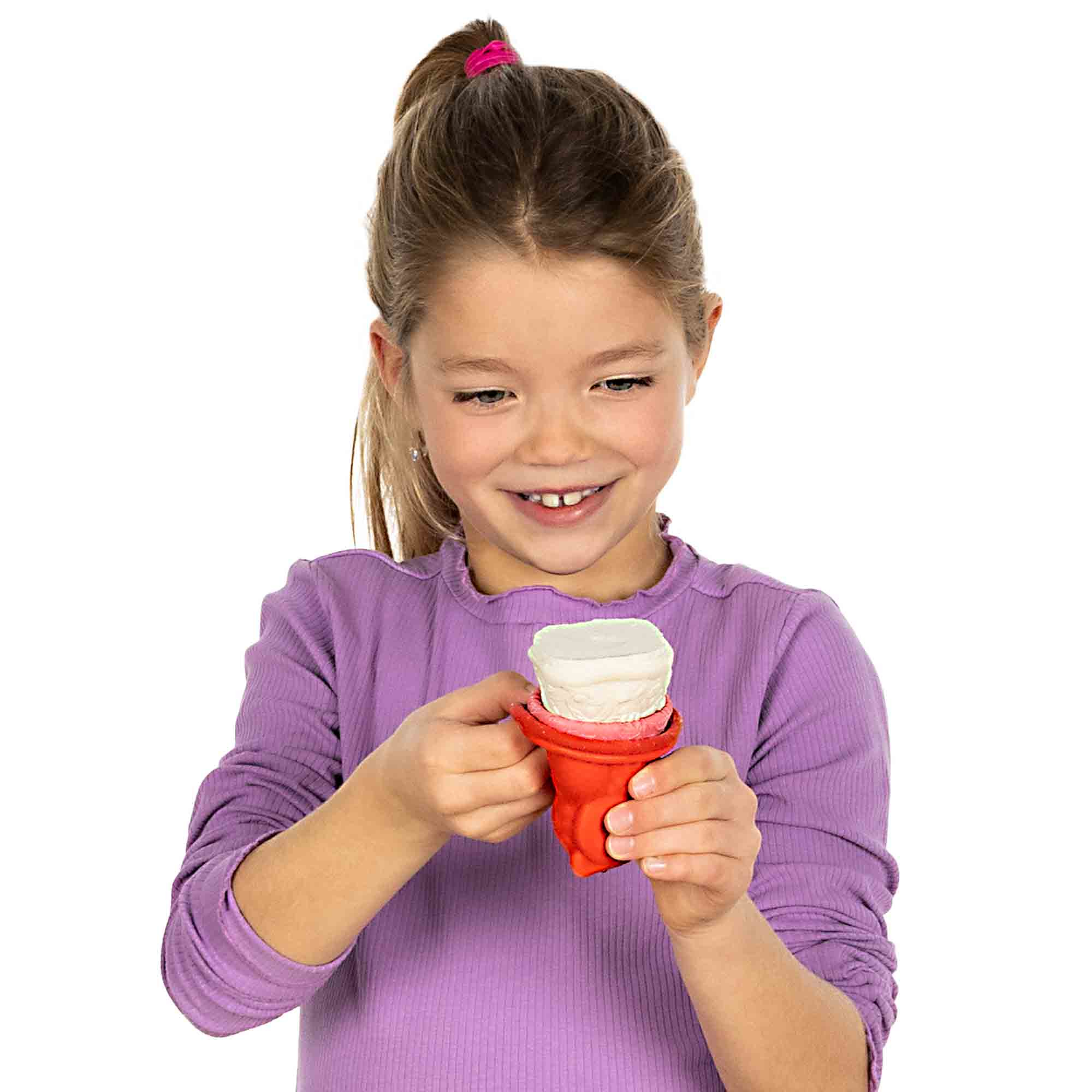 Dziewczyna trzyma czerwony rożek lodowy z białymi i różowymi lodami, uśmiechając się do niego.