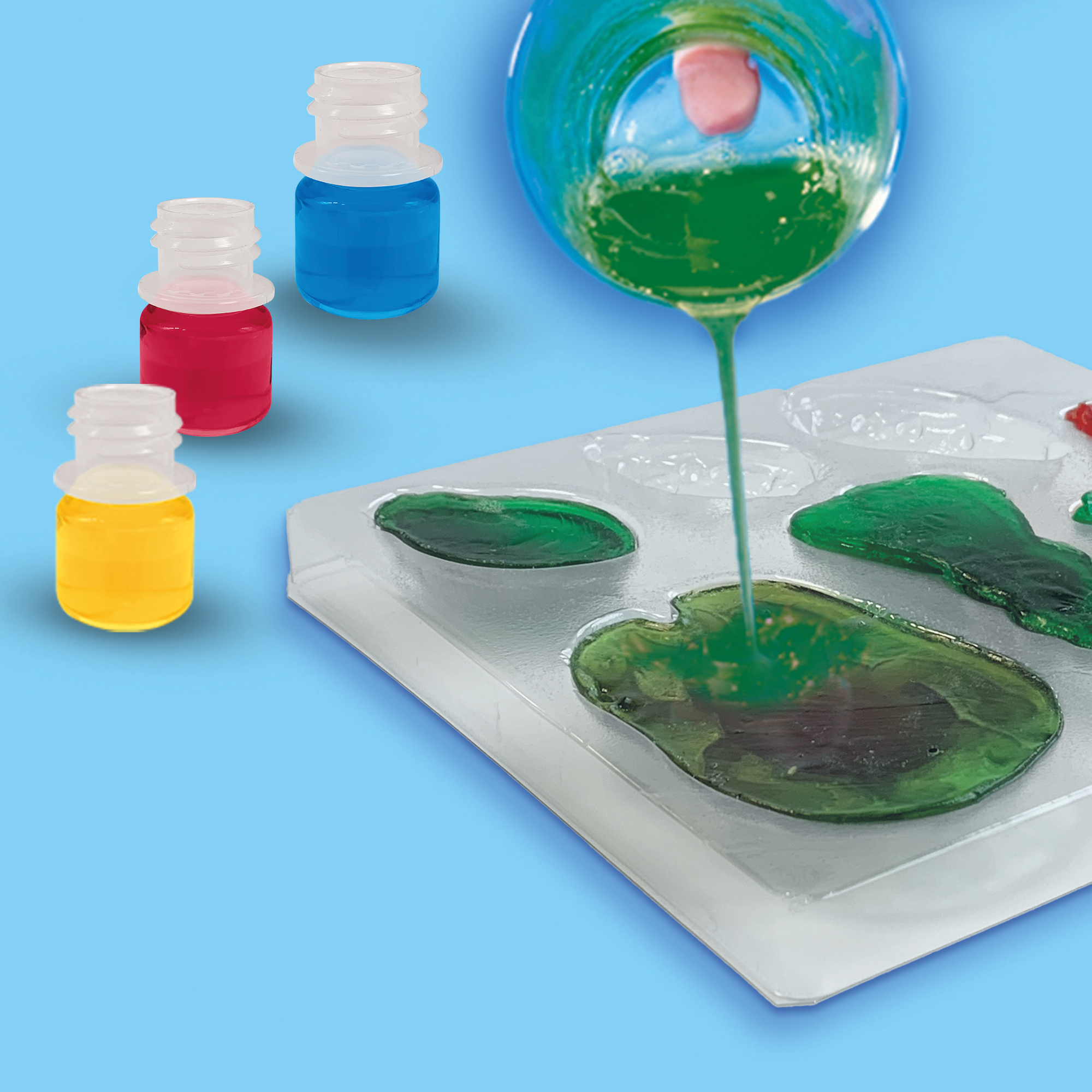 Przezroczysta forma wypełniana zielonym płynem, z kolorowymi butelkami z płynem w tle.