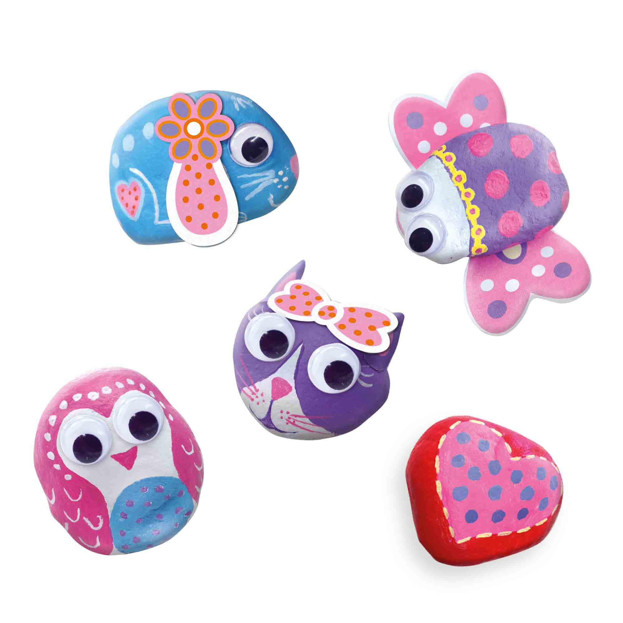 Pomalowane kamienie w kształcie zwierząt na białym tle. Niebieski królik, sowa, kot i serce.