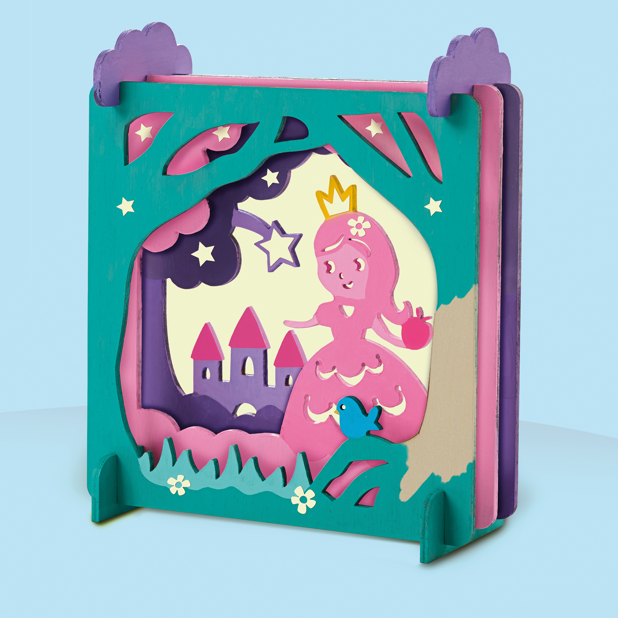 Dzieło sztuki w drewnianej ramie ze sceną księżniczki. Ma księżniczkę, zamek, gwiazdy i niebieskiego ptaka.