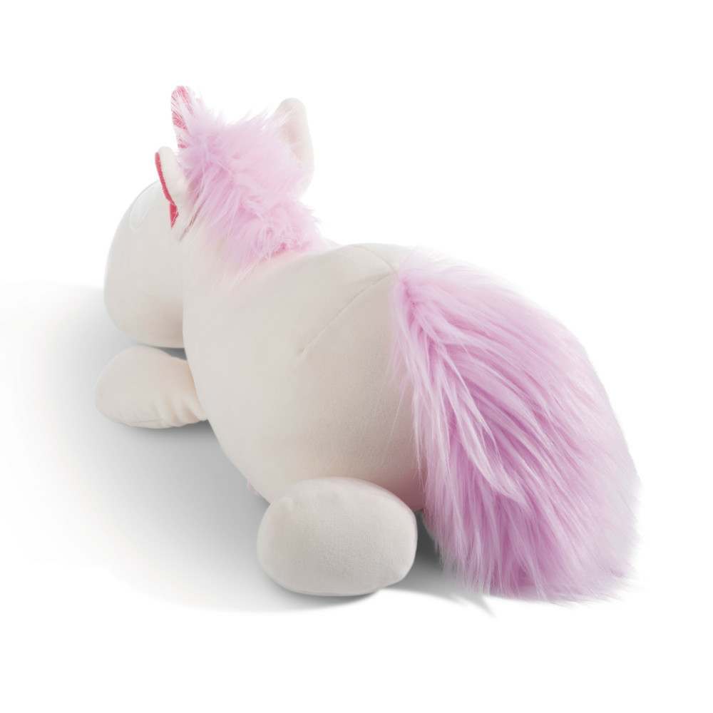 Ein weißes Einhorn-Plüschtier, das liegt und nach links schaut, mit einer rosa Mähne und Schweif.