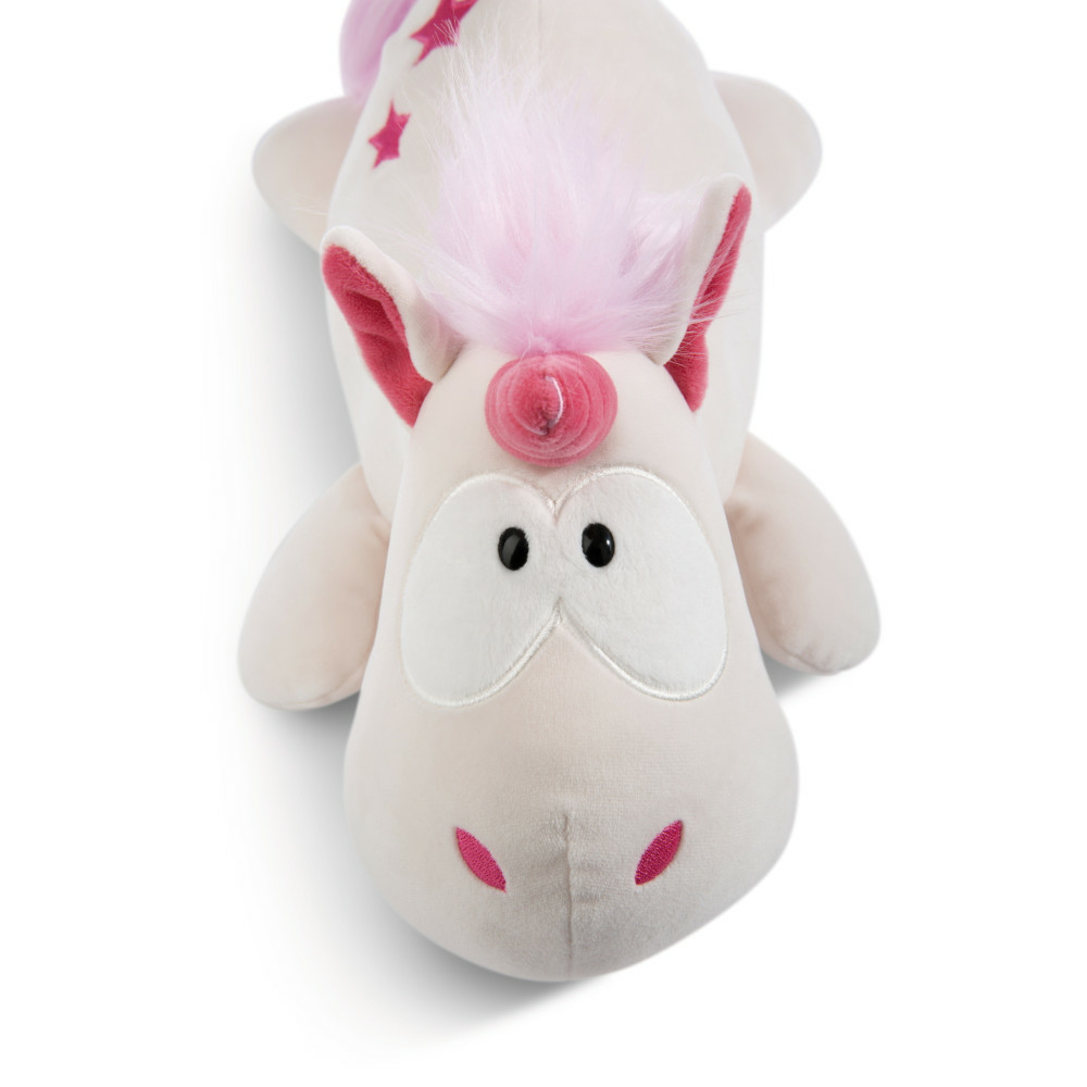 Ein weißes Einhorn-Plüschtier, das liegt. Das Einhorn hat rosa Mähne, Horn und Sterne.