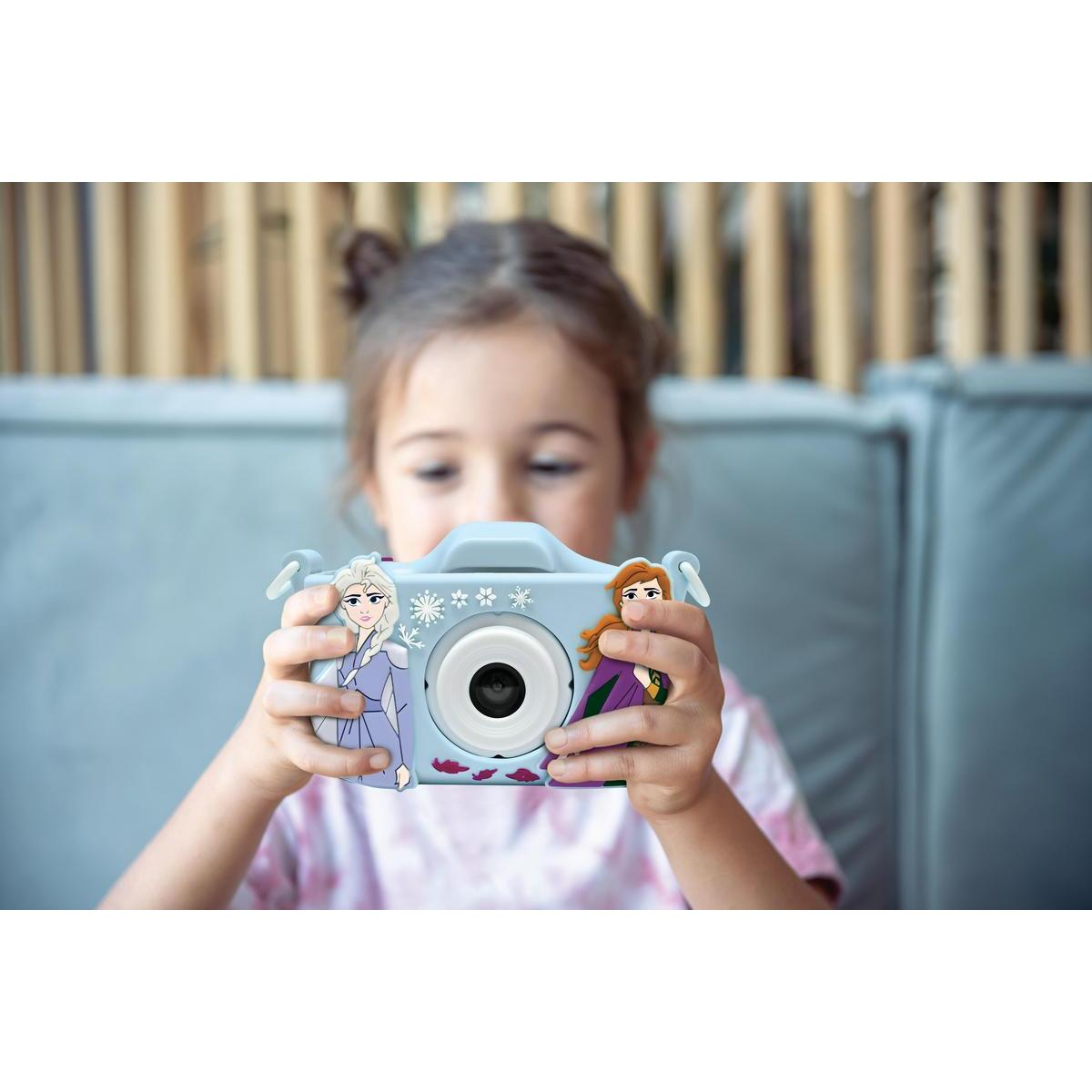 Una ragazzina tiene in mano una fotocamera blu con i personaggi di Frozen.