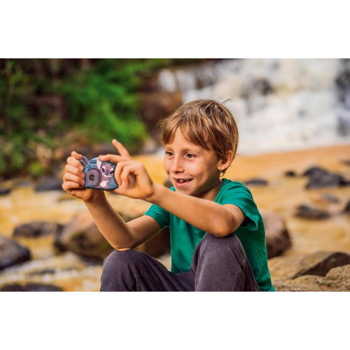 Chłopiec robiący selfie aparatem z motywem Stitch.
