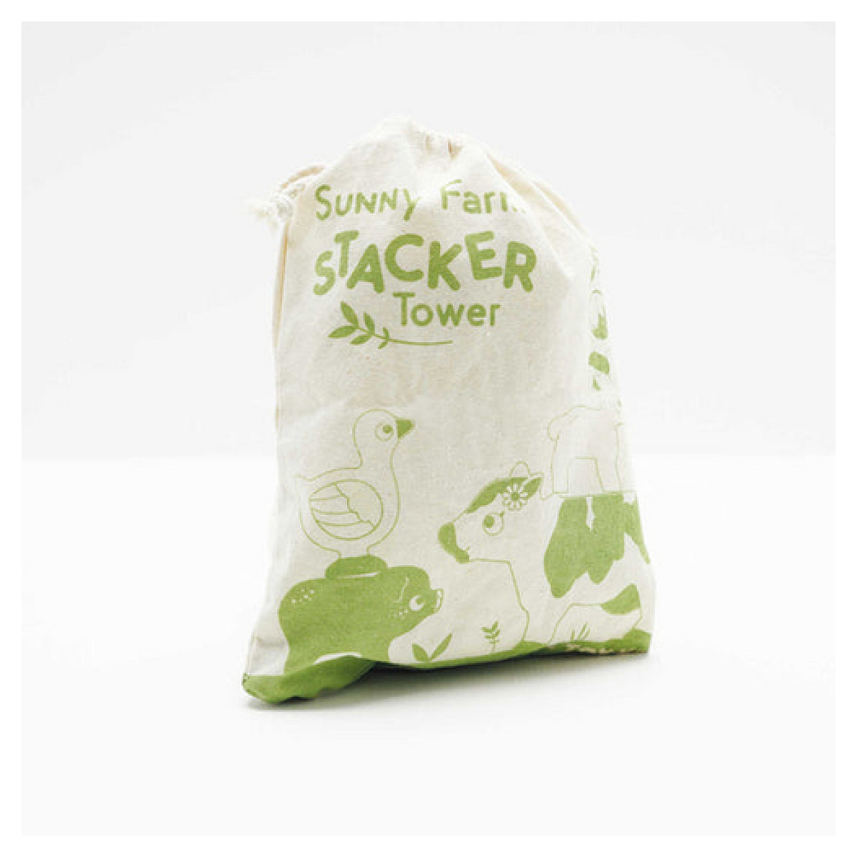 Worek z drewnianymi zabawkami ze zwierzętami gospodarskimi. Jest biały z zielonymi rysunkami. Białe tło.