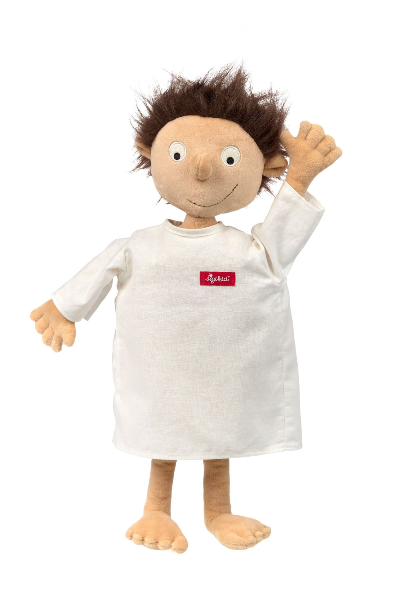 Una bambola di peluche in abito bianco con capelli castani a punta, che alza la mano destra, su sfondo bianco.