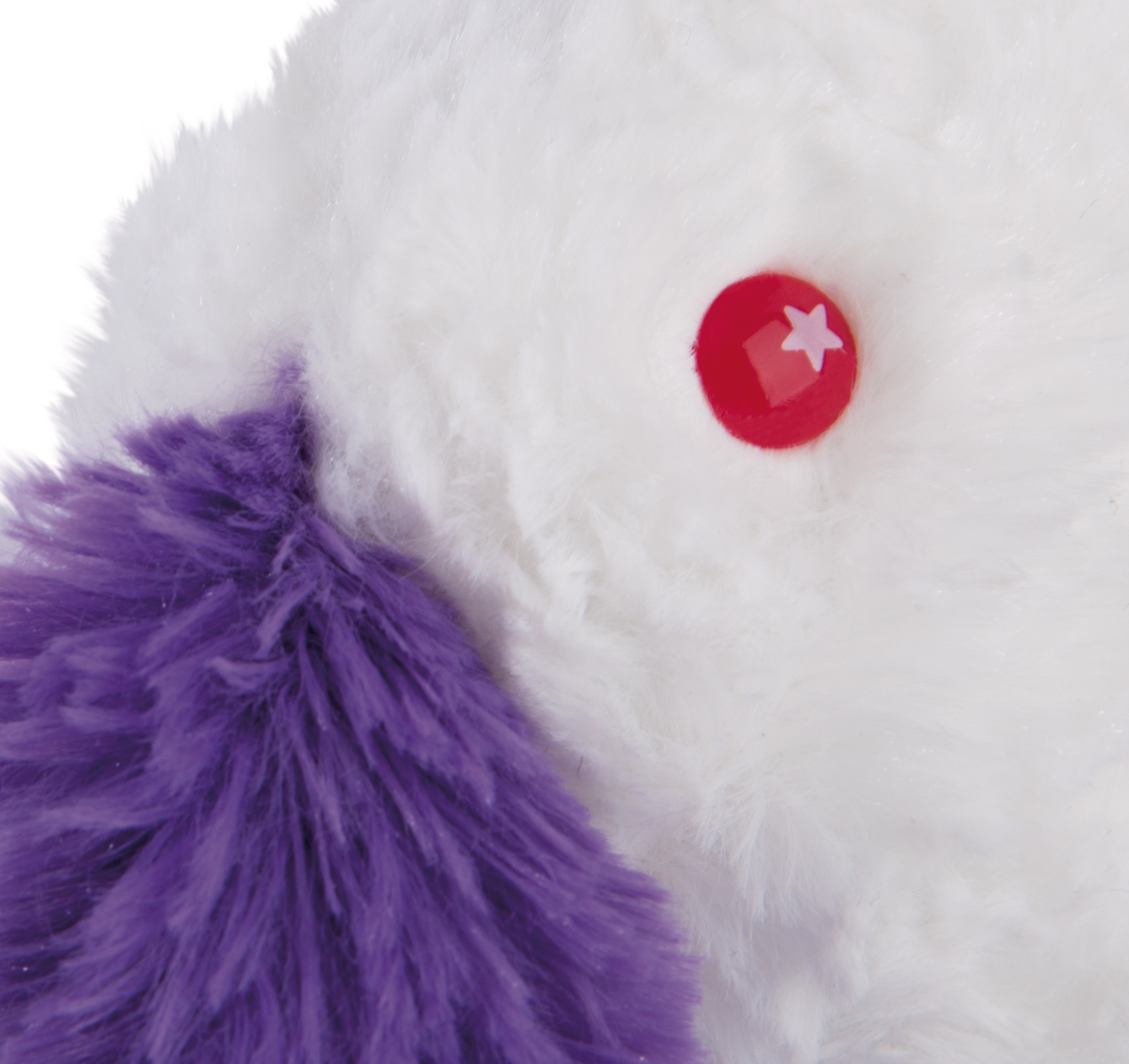 Primo piano di un peluche bianco con un orecchio viola e un occhio rosso.