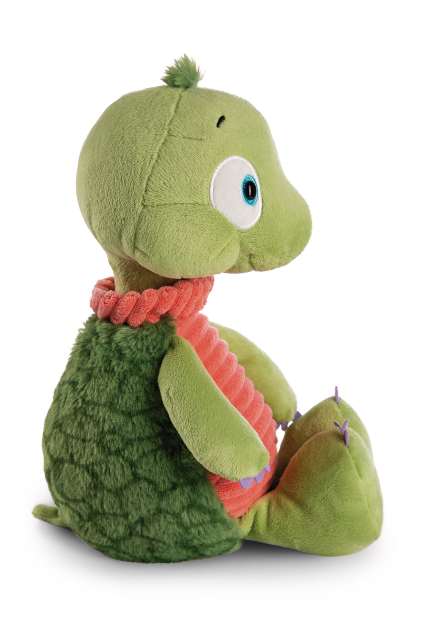 Grünes Plüsch-Schildkrötenspielzeug mit einem korallenfarbenen Pullover. Es ist auf weißem Hintergrund.