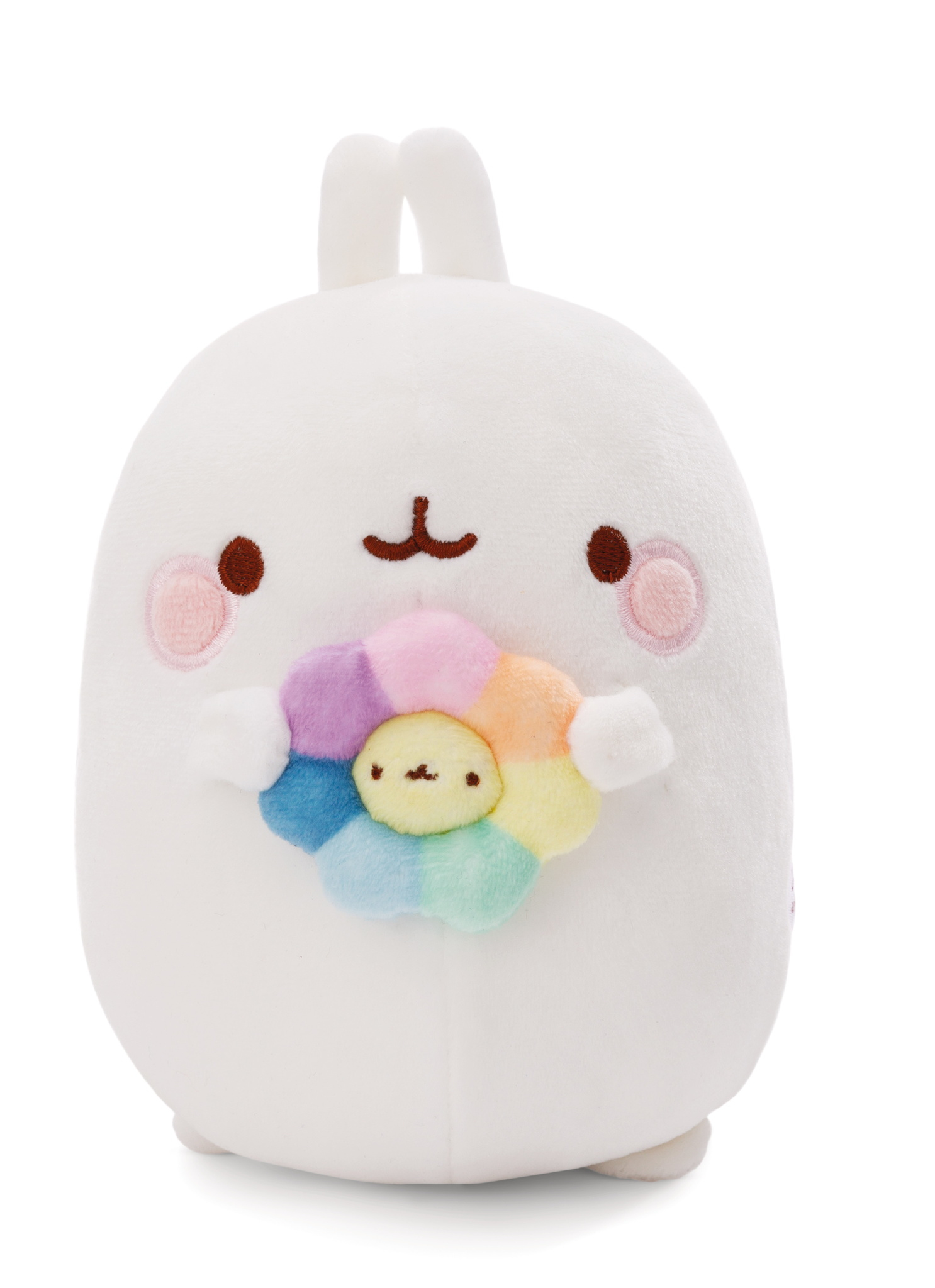 Peluche bianco di un coniglietto che tiene in mano un fiore. Il fiore è nei colori dell'arcobaleno. Sfondo bianco.