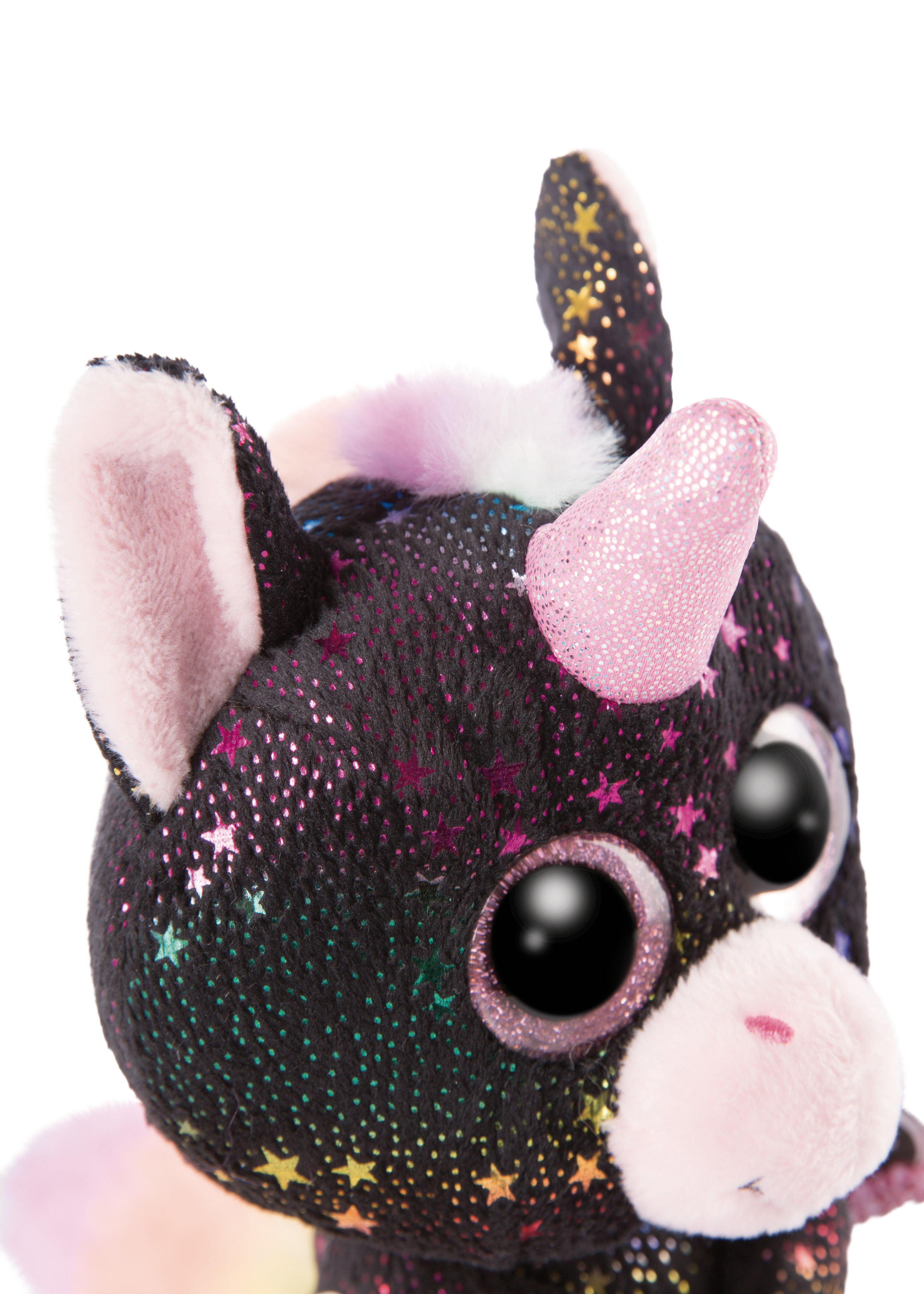 Pluszowy jednorożec, czarny z gwiazdami, różowy róg, różowe uszy. Białe tło.