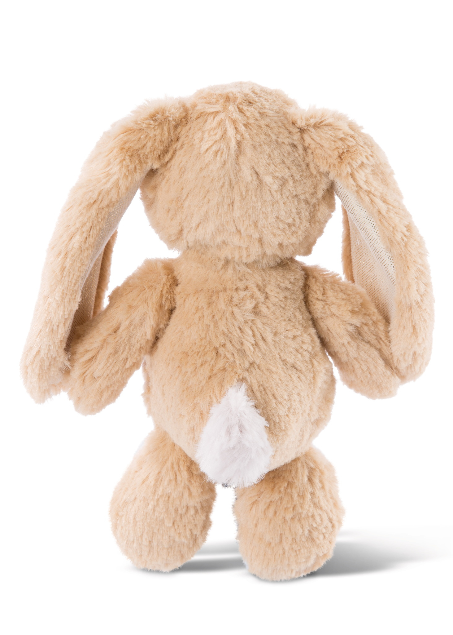 Beige Plüschhase, Rückansicht. Flauschiges Fell, weißer Schwanz, lange Ohren. Weißer Hintergrund.