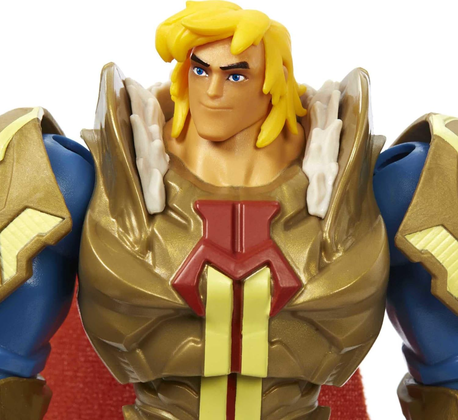 Action figure di He-Man, armatura oro e blu, capelli biondi, espressione determinata. Mantello rosso. Primo piano.