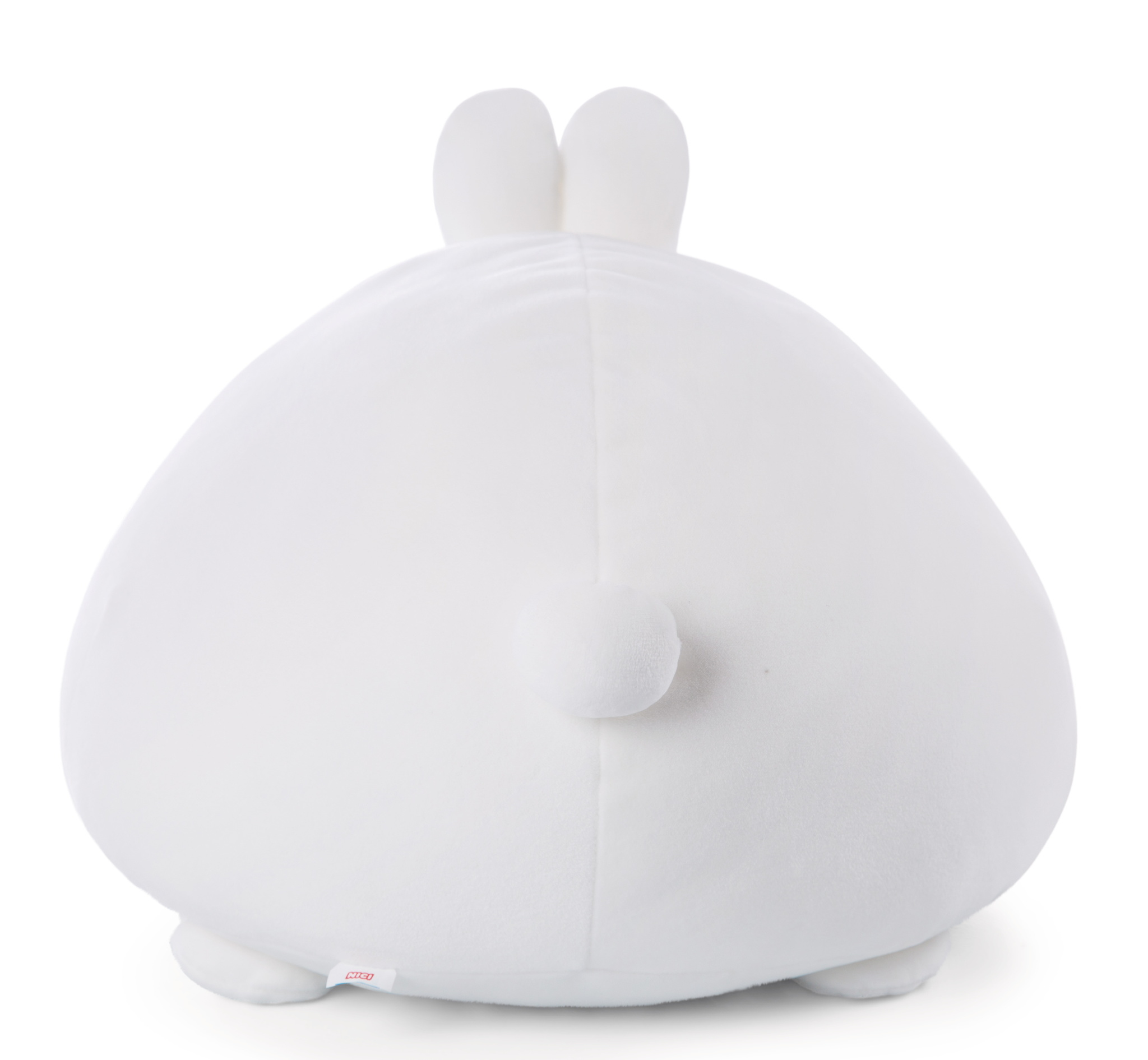 Widok z tyłu białej pluszowej zabawki królika. Ma mały biały ogon. Na białym tle.