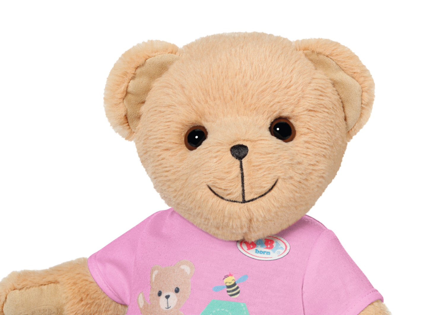 Pluszowy miś w różowej koszulce. Koszulka ma grafikę przedstawiającą misia i pszczołę. Oczy misia są ciemne.