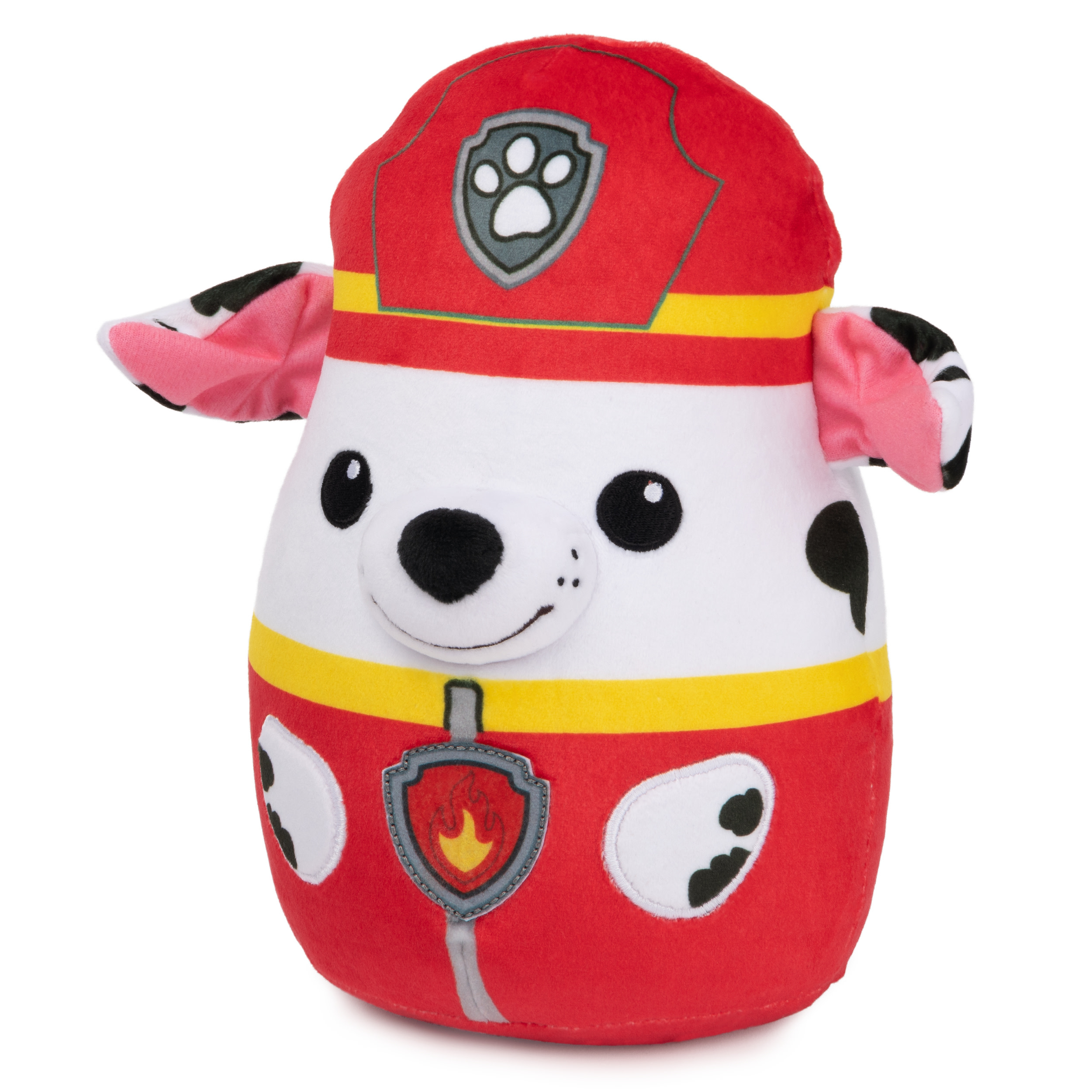 Un cane di peluche rosso e bianco, simile a un pompiere, con un logo a scudo sul petto.