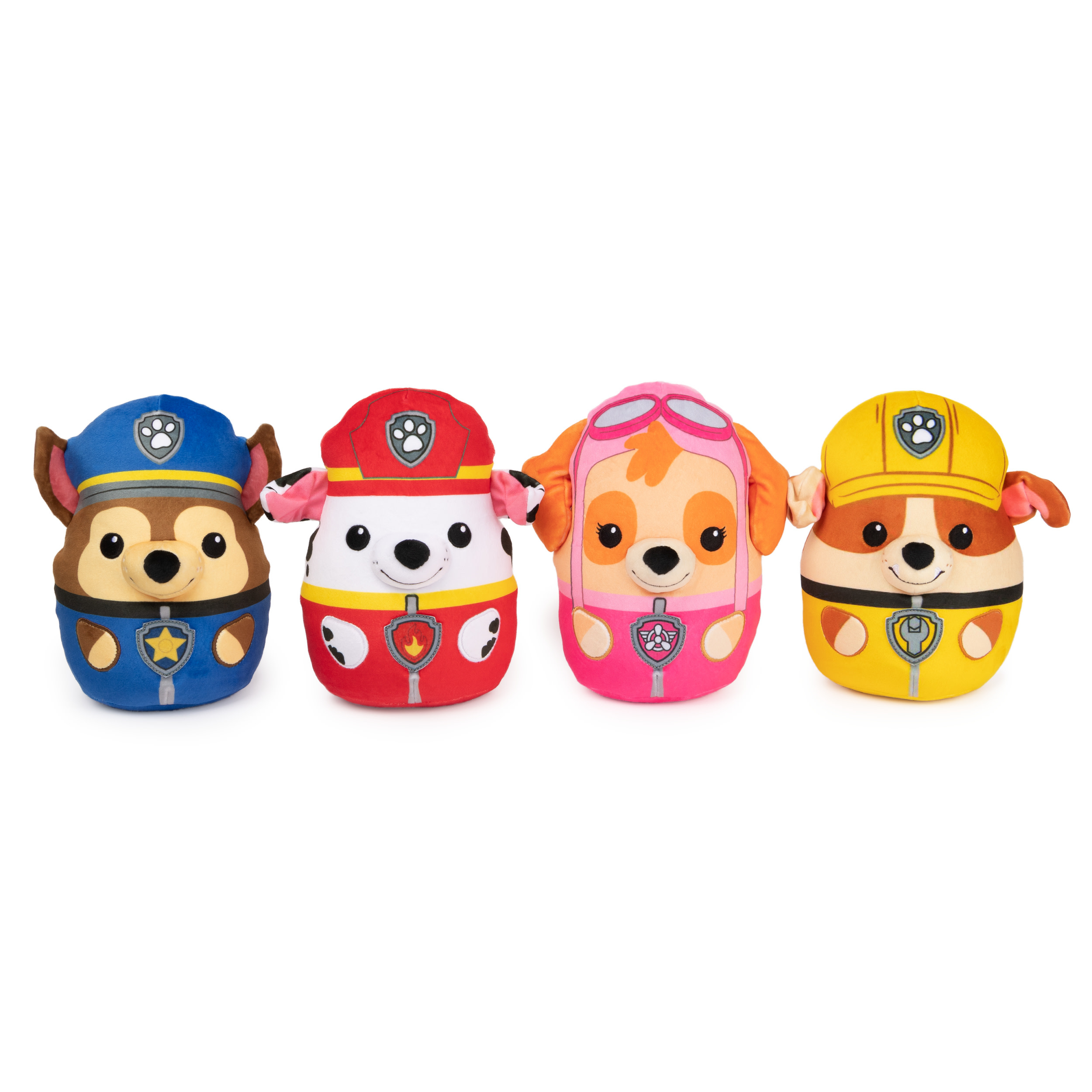 Quattro peluche di PAW Patrol: Chase, Marshall, Skye e Rubble. Ognuno con la sua uniforme.