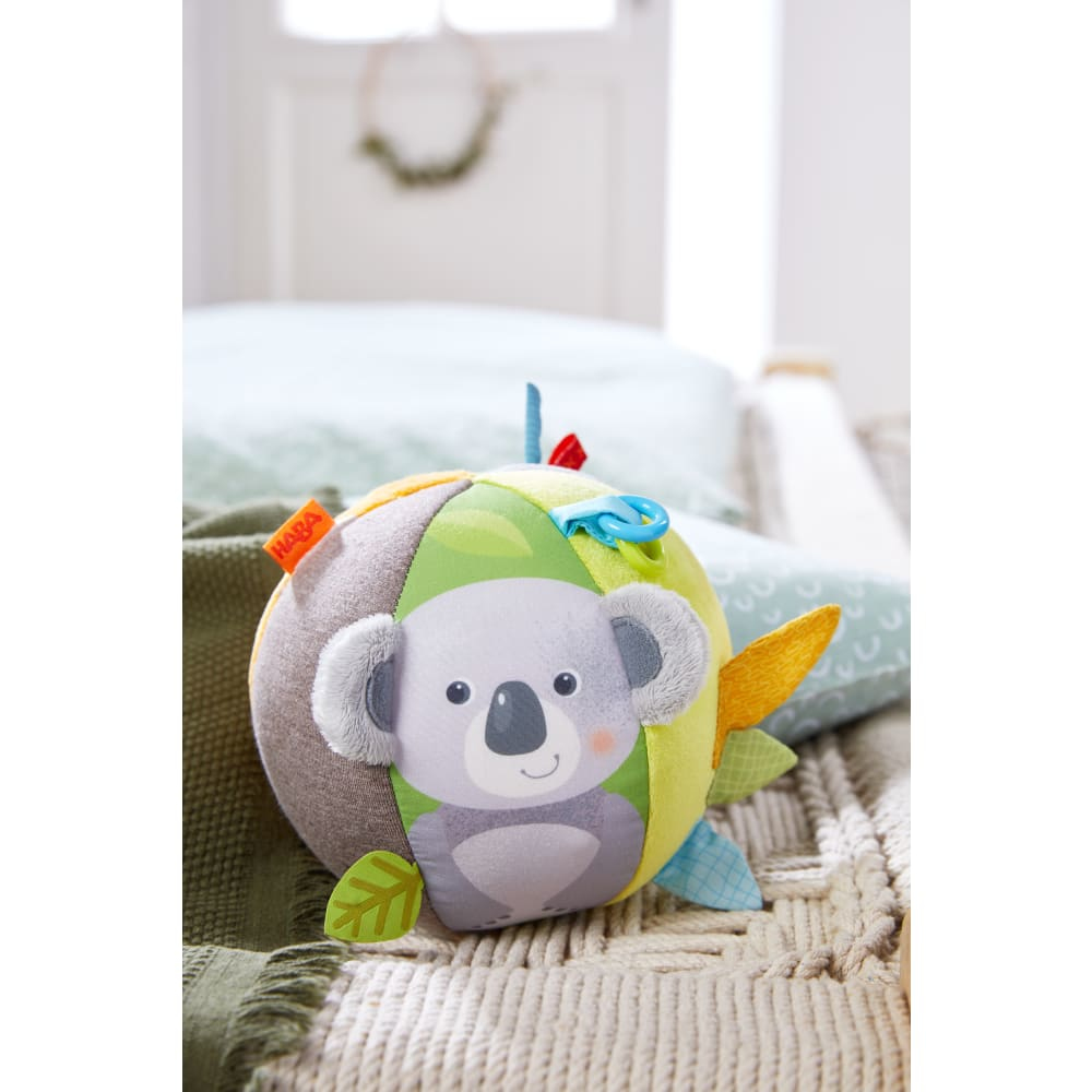 Palla colorata per bambini con illustrazione di koala. Sezioni grigie, verdi, gialle e a strisce.