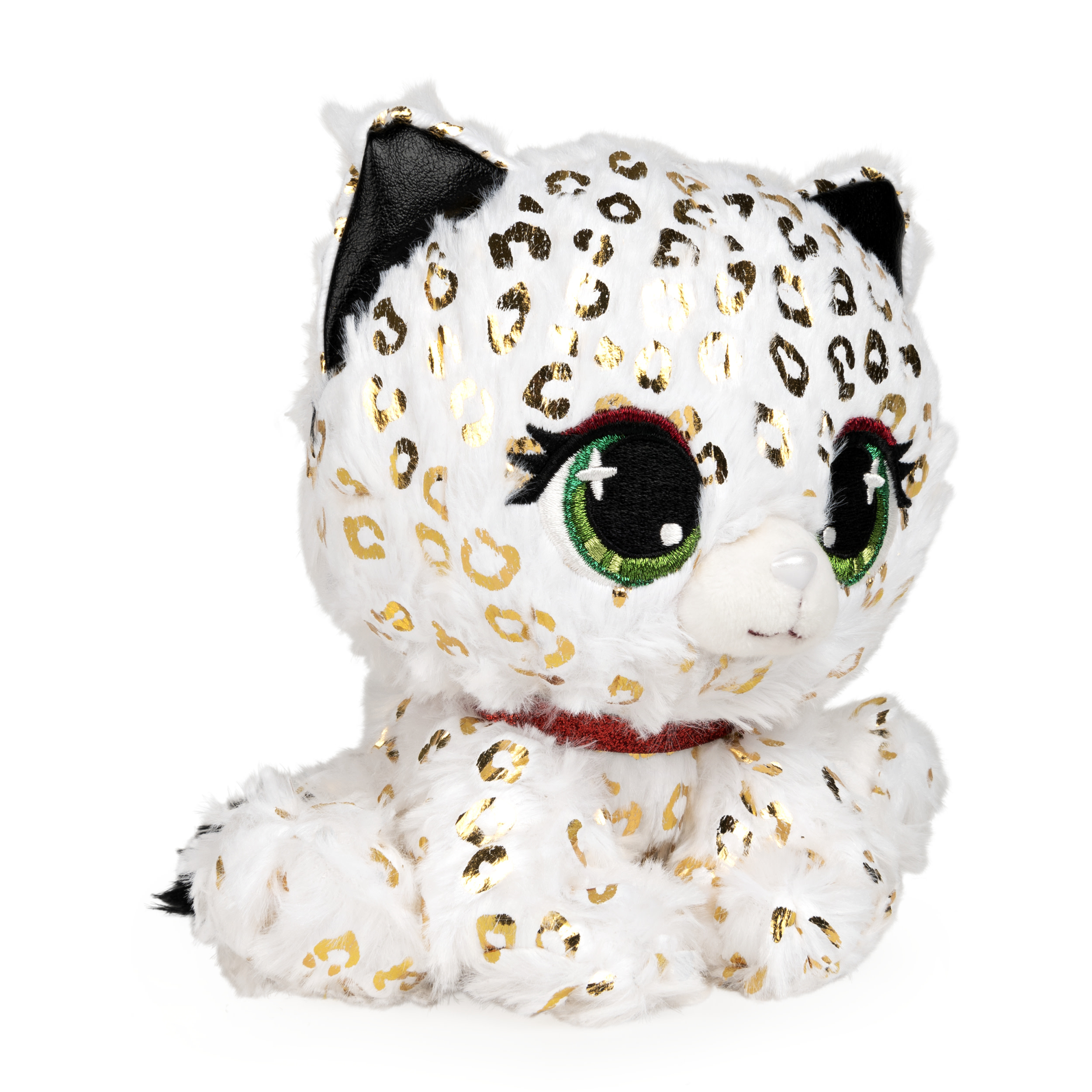 Pluszowy biały lampart z czarnymi uszami, złotymi plamami, zielonymi oczami i czerwoną obrożą, siedzący.