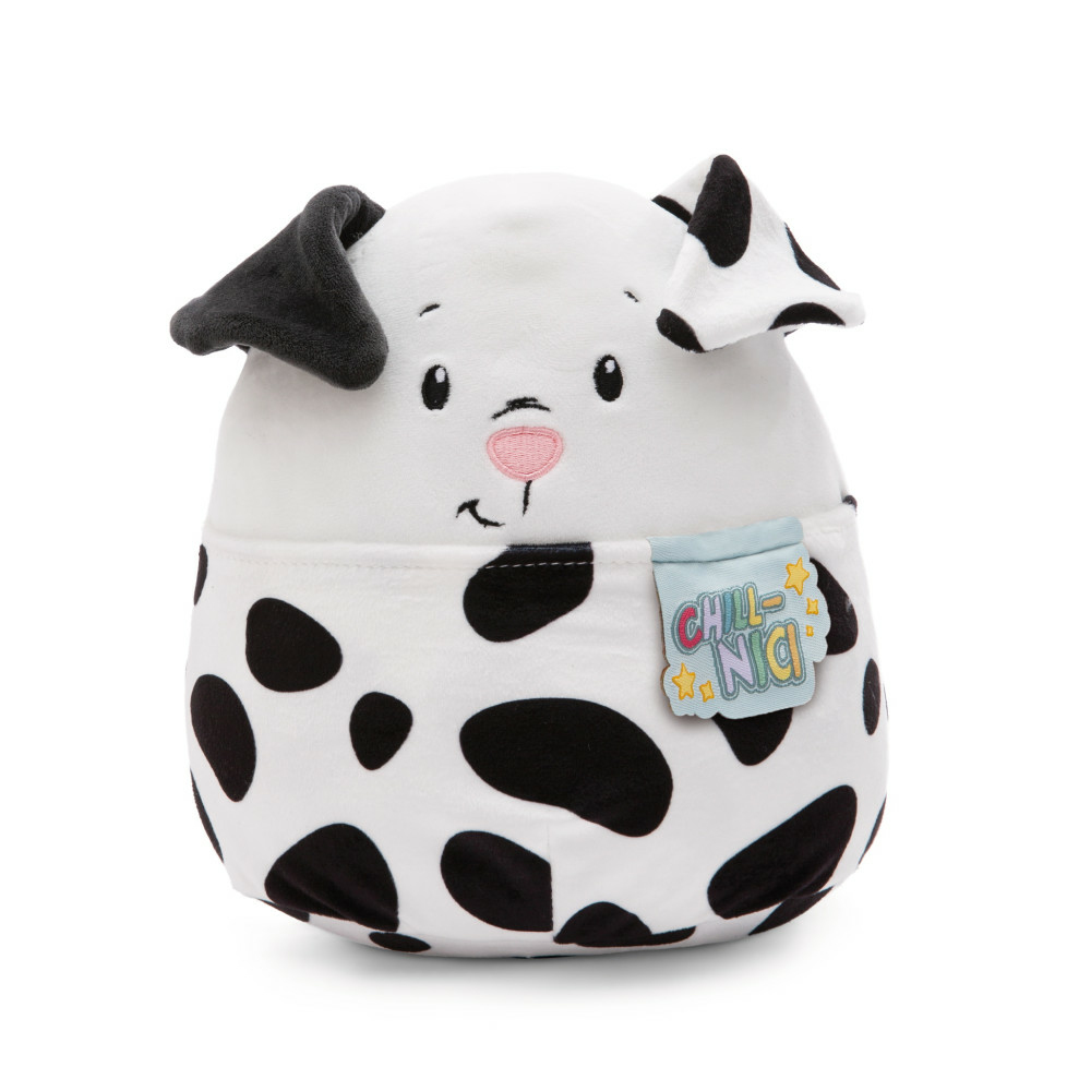 Pluszowa zabawka w wzór dalmatyńczyka. Ma czarne plamy i niebieską łatkę. Białe tło.
