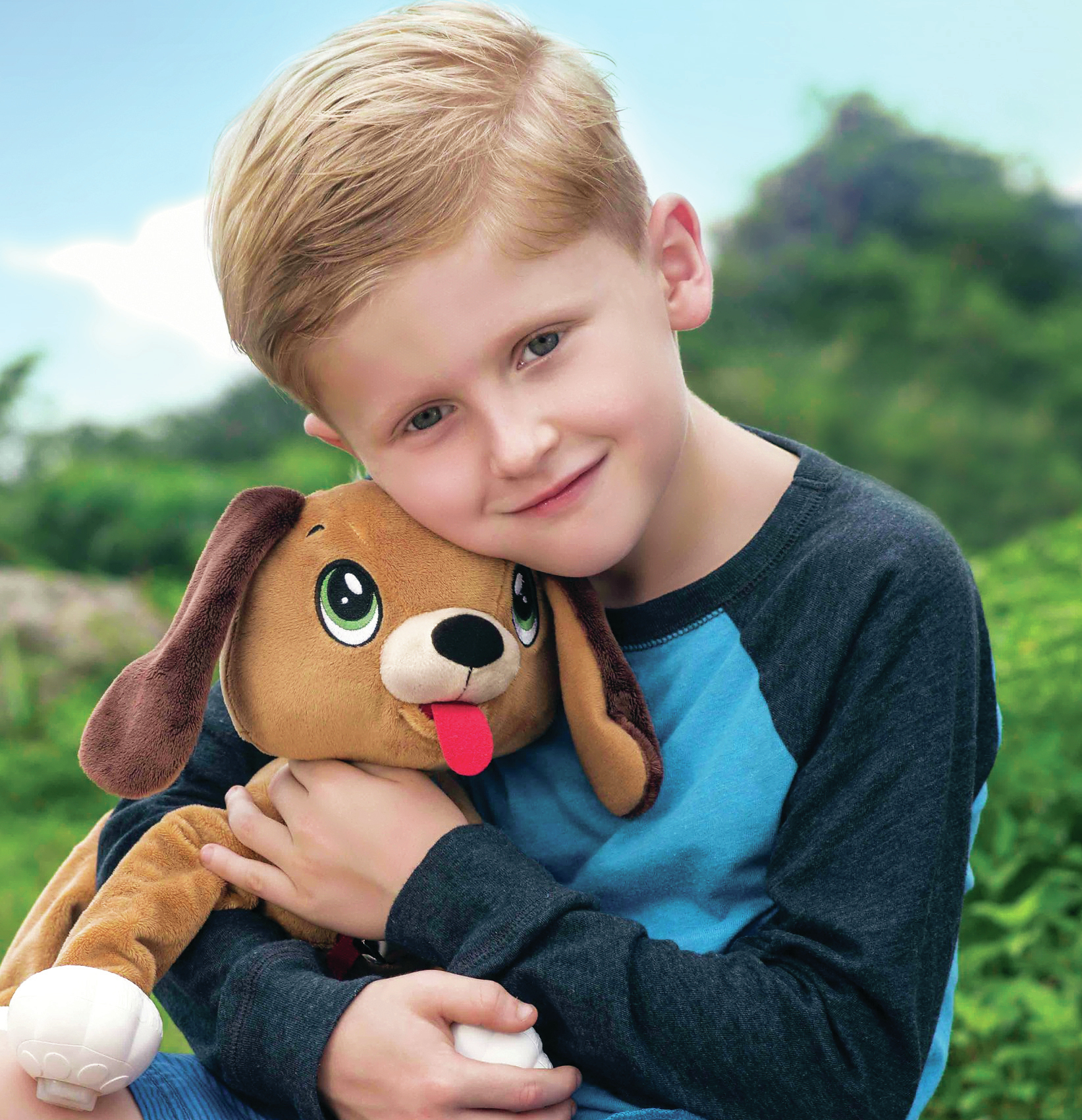 Chłopiec obejmuje pluszowego brązowego psa z czerwonym językiem, na tle zieleni.