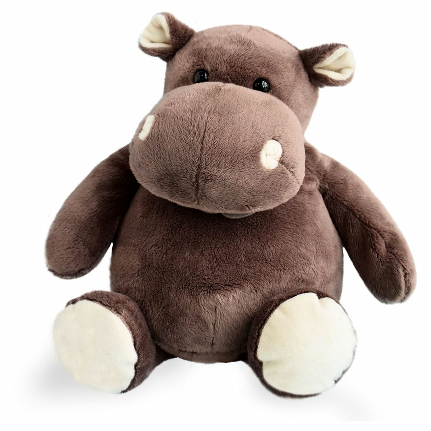 Un peluche di ippopotamo marrone con dettagli bianchi seduto su una superficie bianca. Ha un'espressione amichevole.