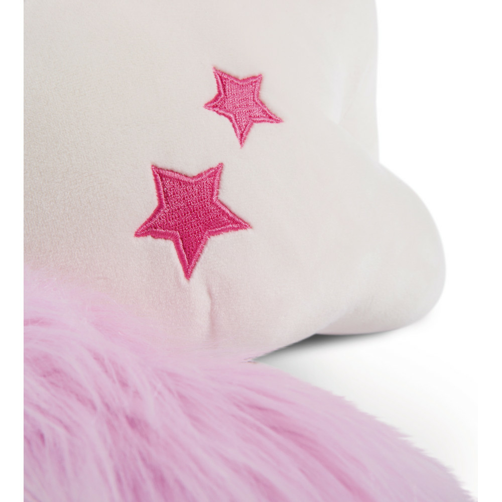 Nahaufnahme eines weißen Einhorn-Plüschtiers mit rosa Sternen und einem rosa Schwanz auf weißem Hintergrund.