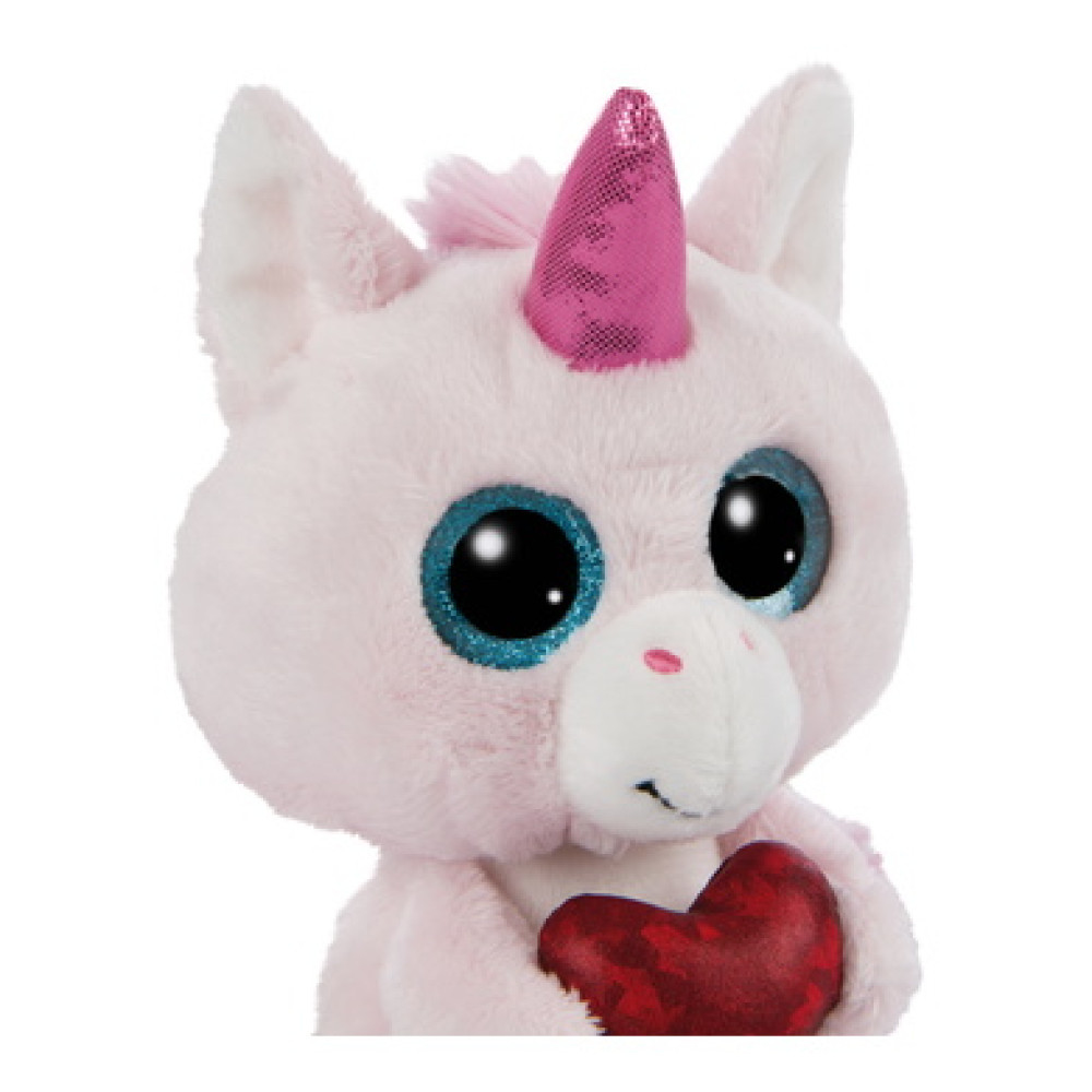 Różowy pluszowy jednorożec z niebieskimi oczami, czerwonym sercem i różowym rogiem. Ma słodki wygląd.