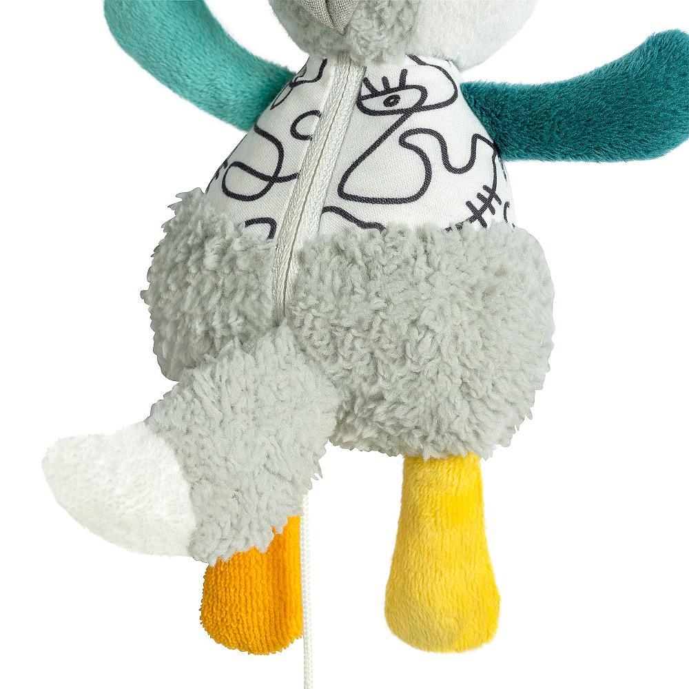 Anatra di peluche con schiena a fantasia e piedi gialli, sfondo bianco.