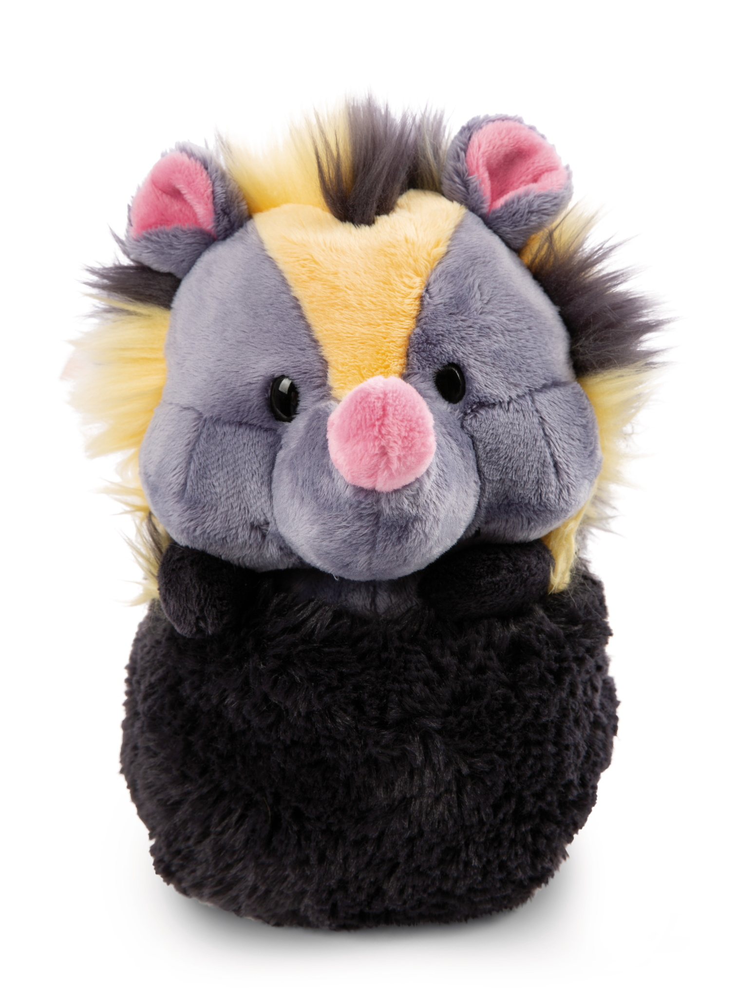 Pluszowa zabawka borsuka z szarym i żółtym futrem, różowymi uszami i czarnym brzuchem. Na białym tle.