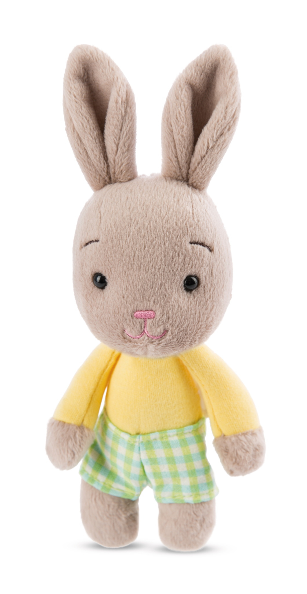 Pluszowa zabawka króliczka z żółtą koszulą i szortami w kratę, stojąca, białe tło.