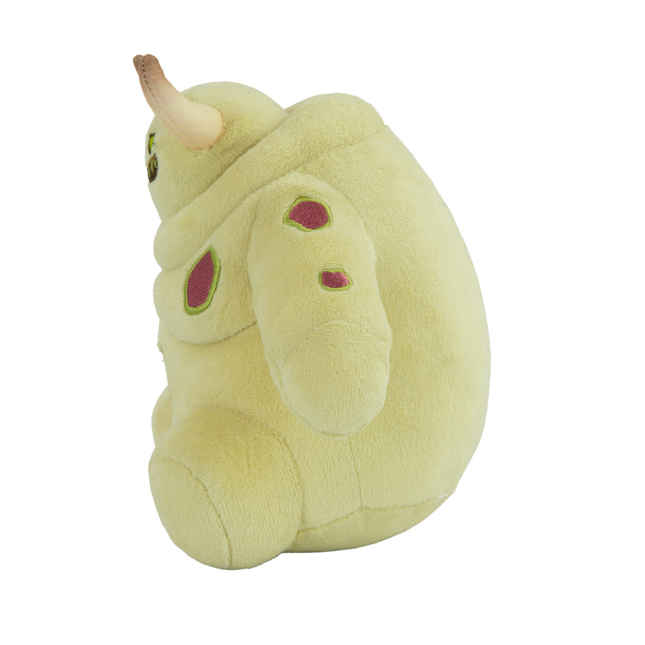 Monstre en peluche jaune avec des cornes, des taches roses et un ventre vert. Fond blanc.