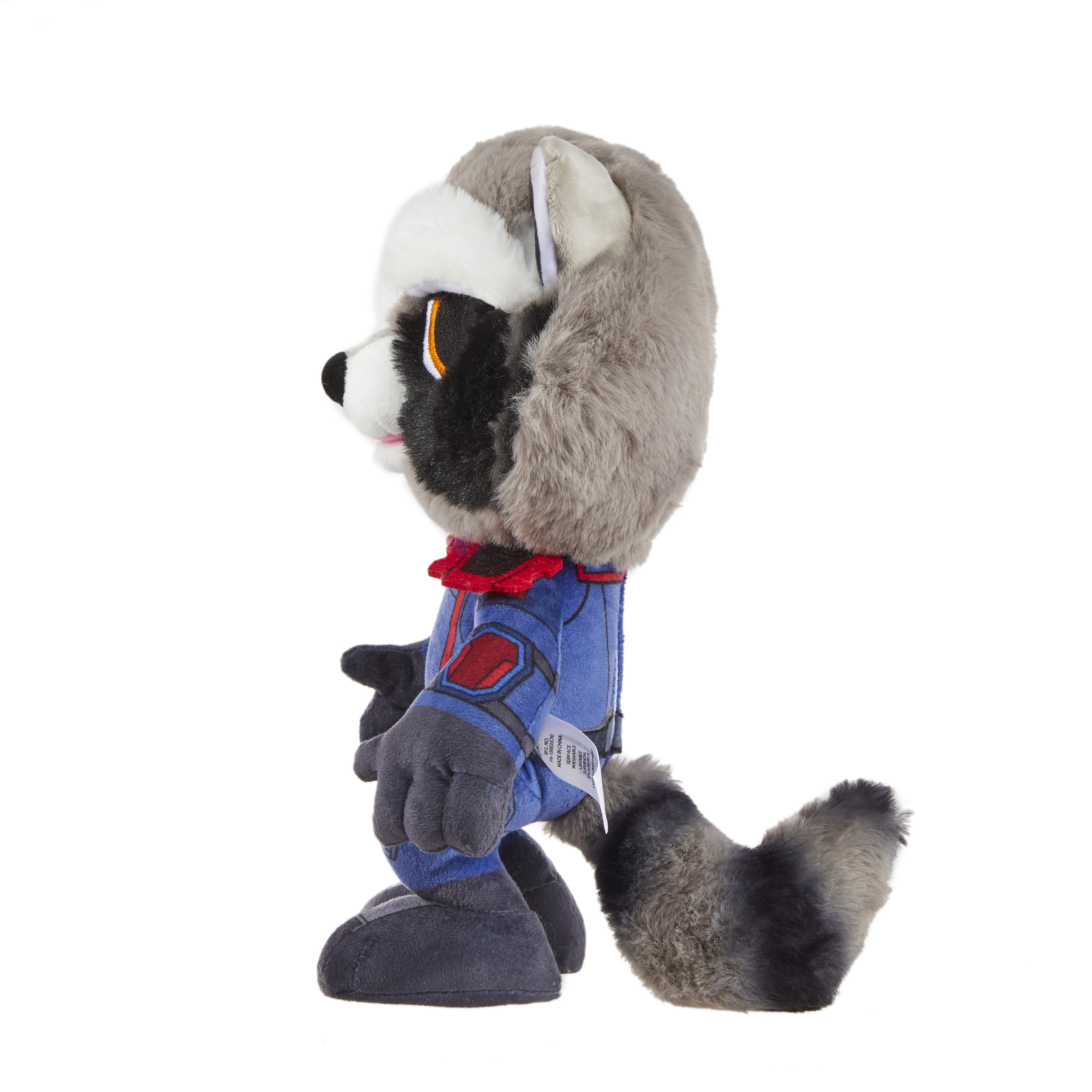 Peluche a forma di procione in costume da supereroe, vista laterale, con mantello rosso e tuta blu.
