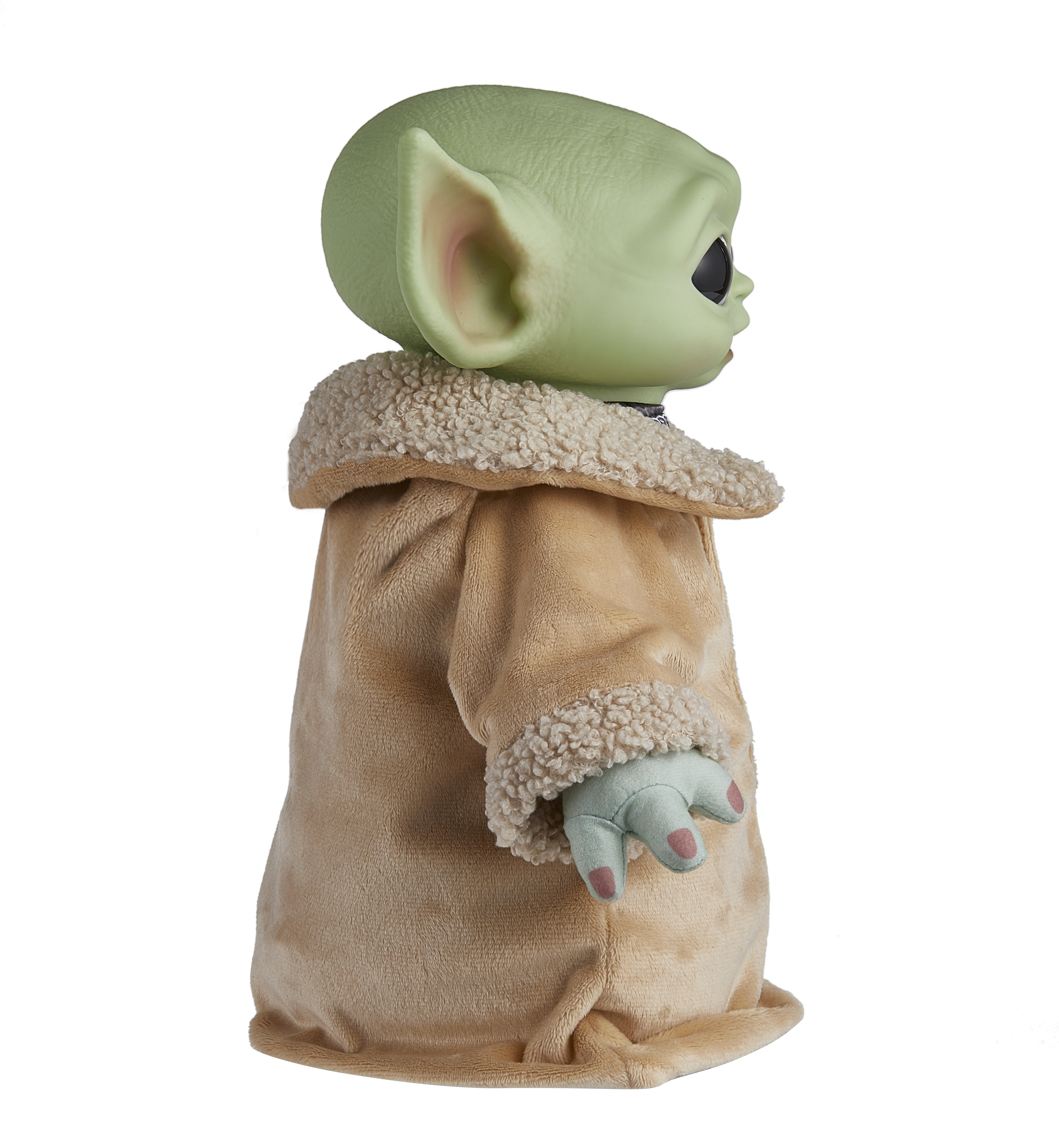 Ein Grogu-Plüschtier, auch bekannt als Baby Yoda, trägt einen braunen Umhang mit hellbraunem Fellkragen und grüner Haut.