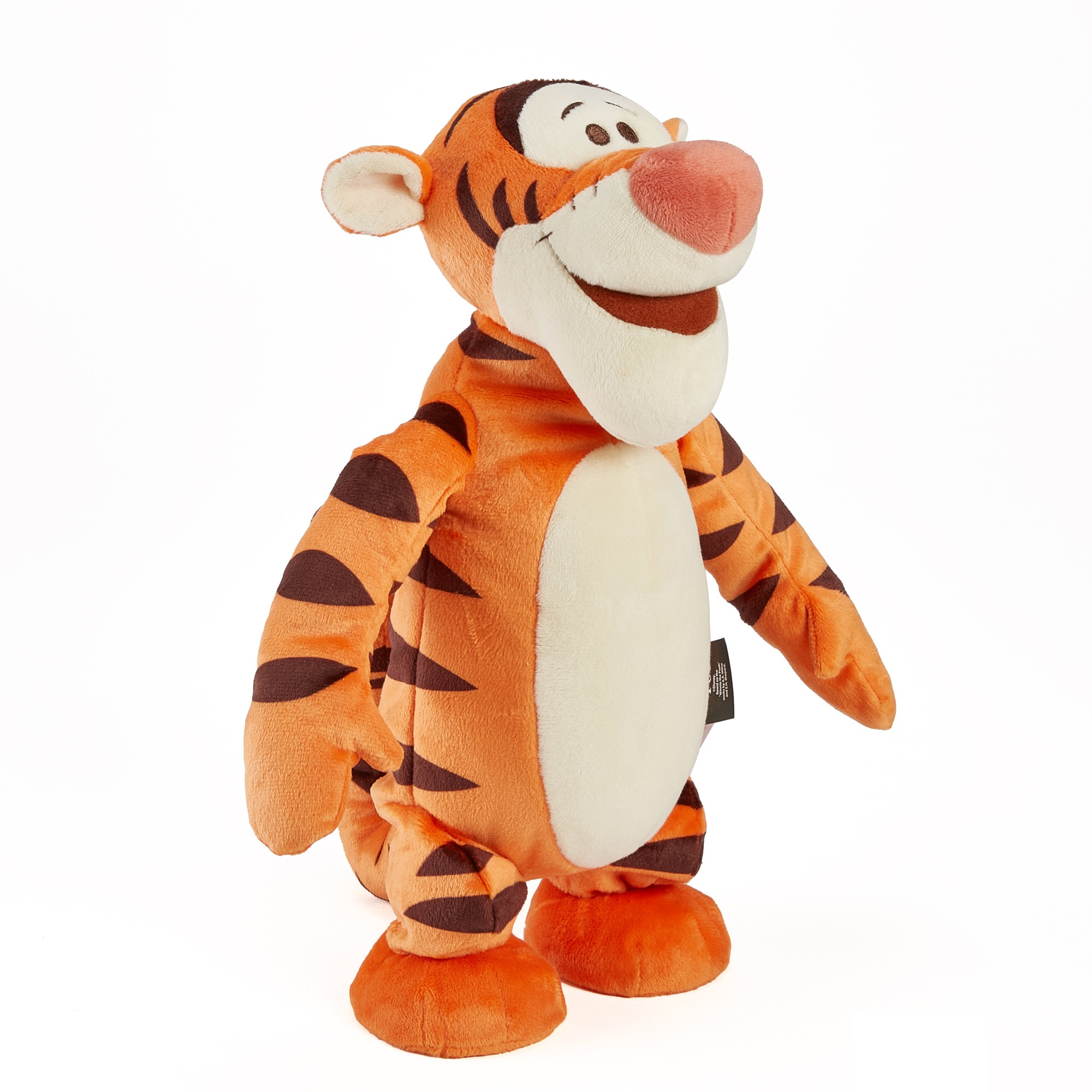 Pluszowa zabawka Tigger stojąca na białym tle. Ma pomarańczowe futro i brązowe paski.