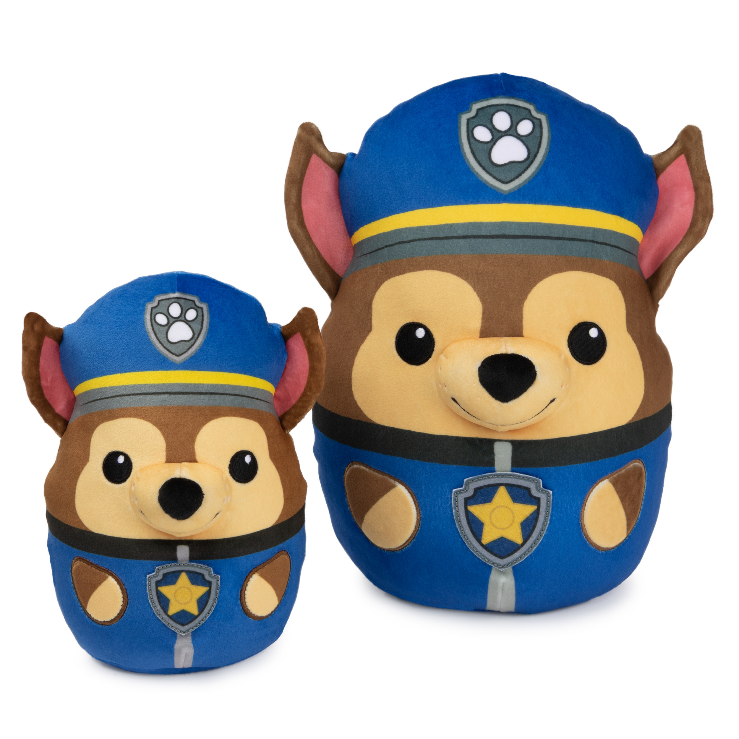 Due peluche di Chase (Paw Patrol), uno grande e uno piccolo, in uniforme e cappello da poliziotto.