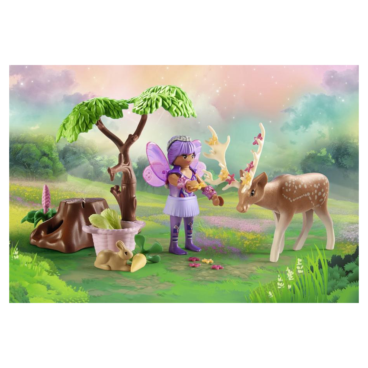 Zabawka wróżki z jeleniem i drzewem. Tło to kolorowe niebo.