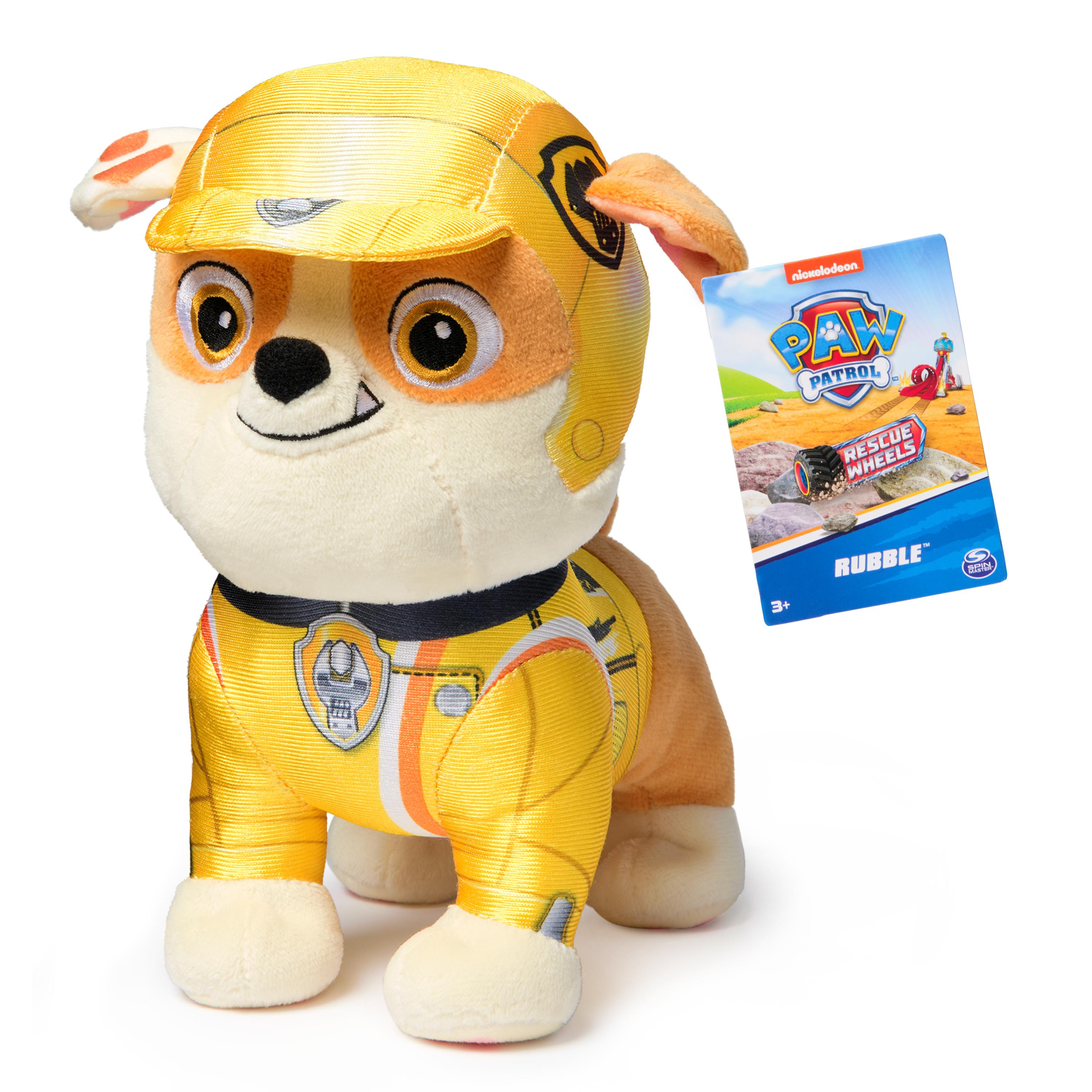 Ein gelbes Rubble Paw Patrol Plüschtier, das einen Helm und einen Anzug trägt. Es hält eine Karte.