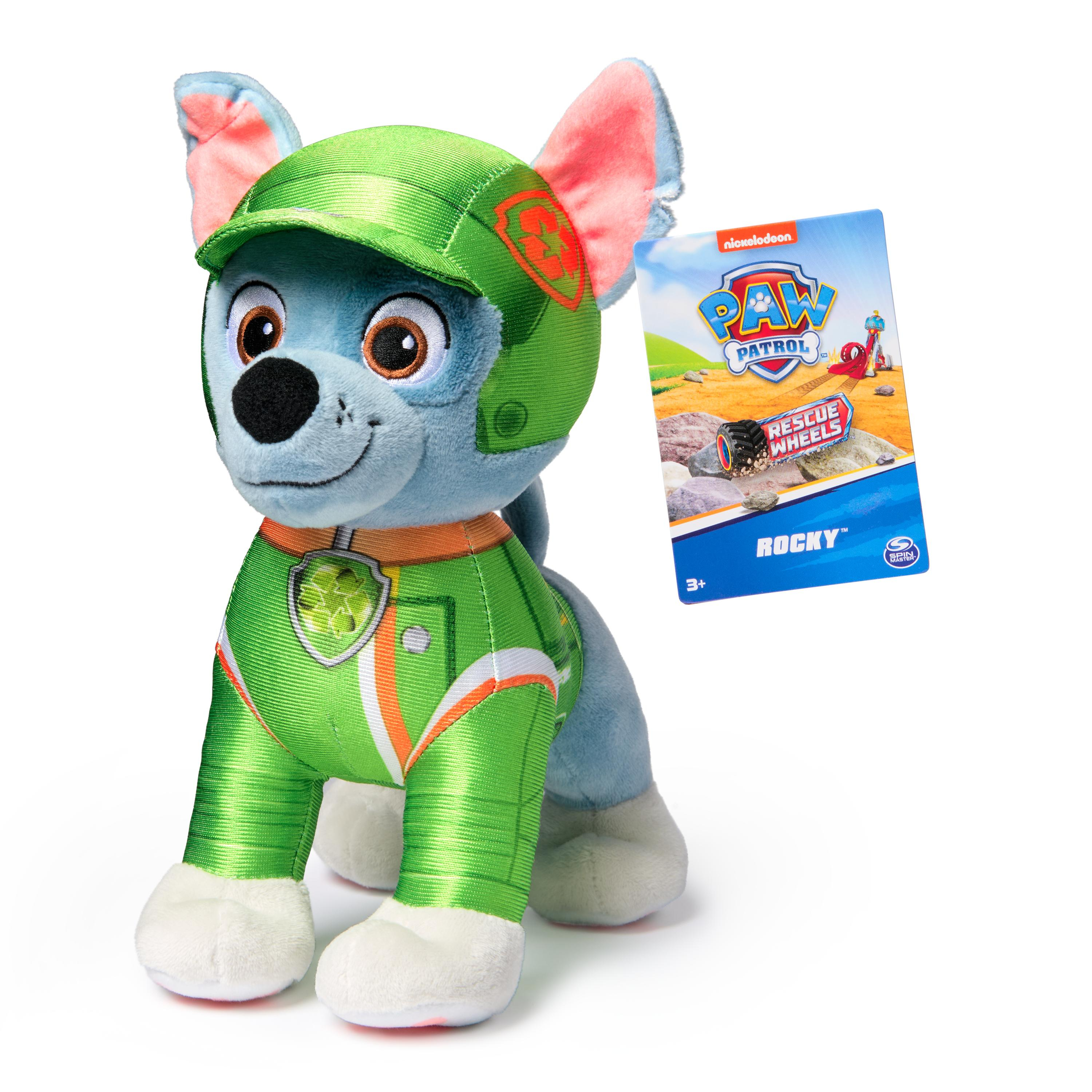 Rocky Plüschtier von Paw Patrol, trägt ein grünes Outfit und ein Etikett.