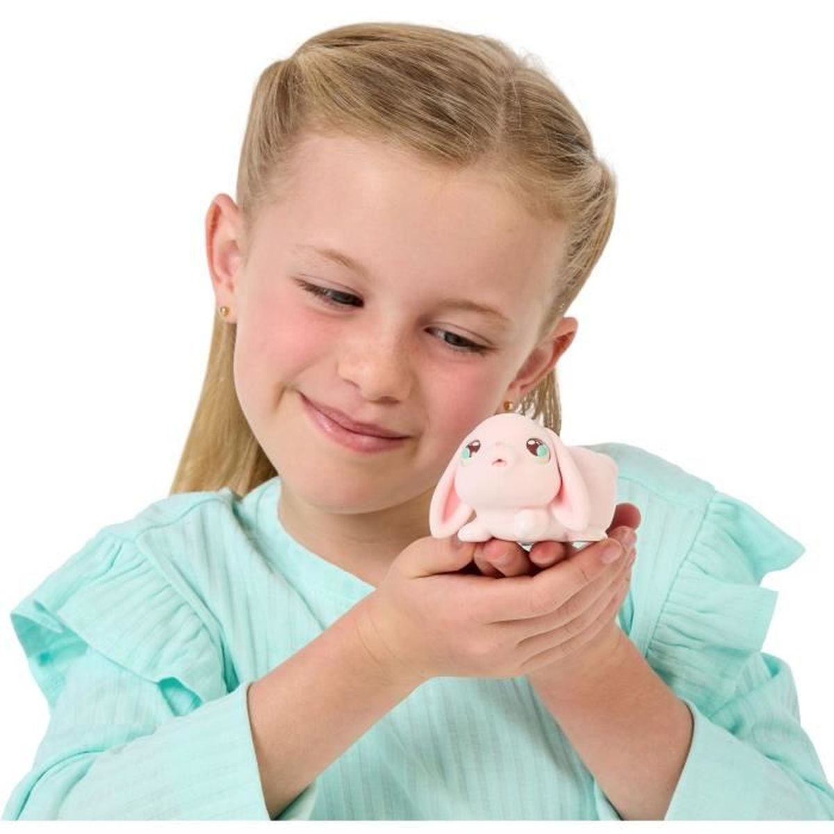 Dziewczynka trzyma różową zabawkę królika. Zajączek ma duże oczy i długie uszy.