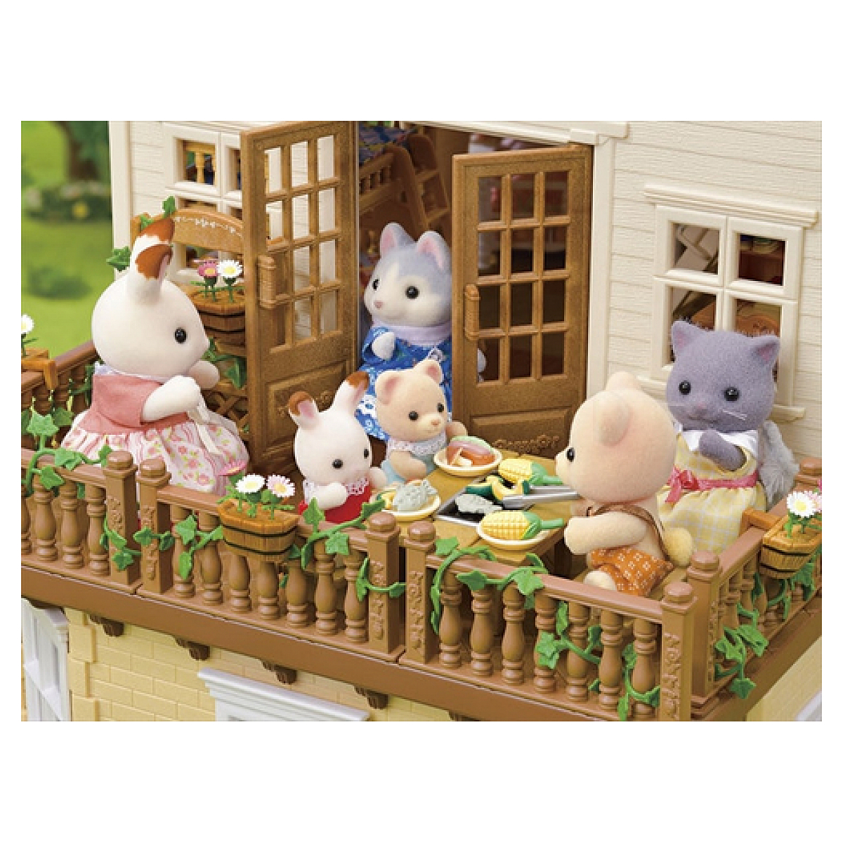 Una casa de juguete con figuras de animales en un balcón, haciendo un picnic.
