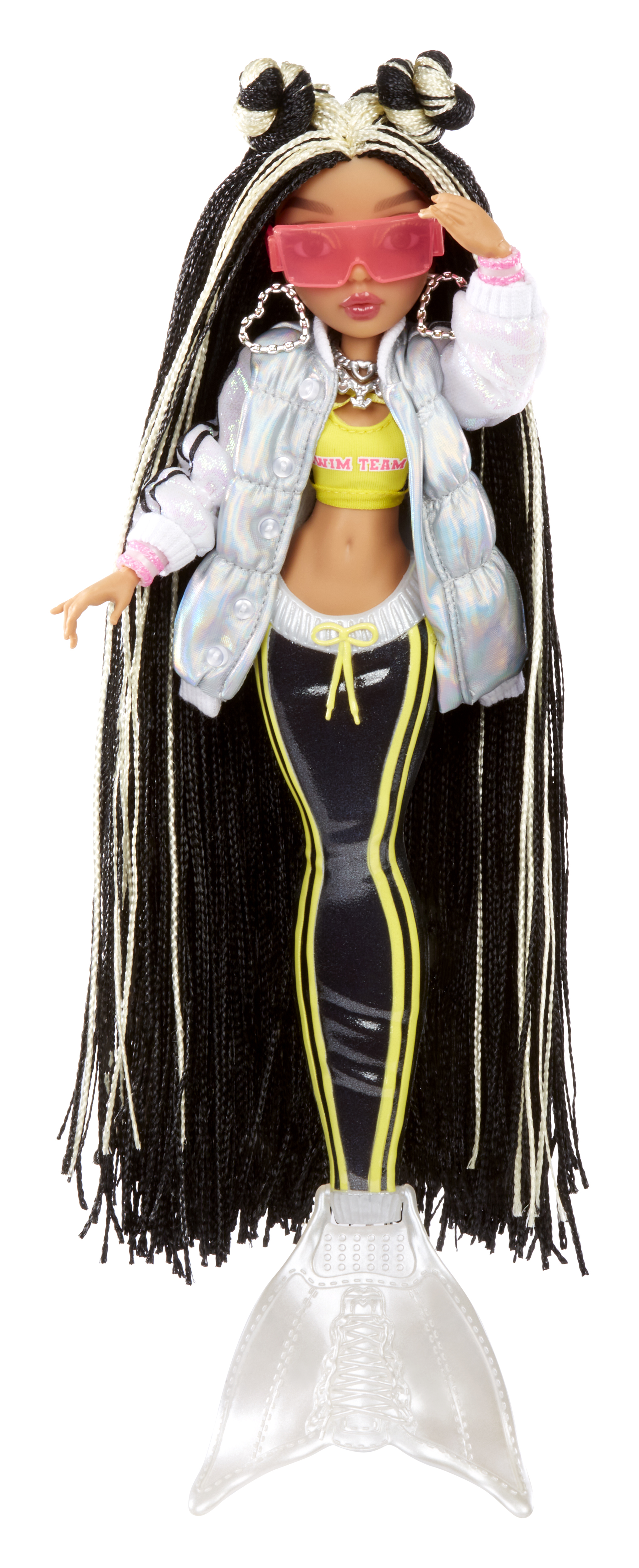 Muñeca sirena con chaqueta plateada, top amarillo, pantalones negros con rayas amarillas y gafas de sol rosas.