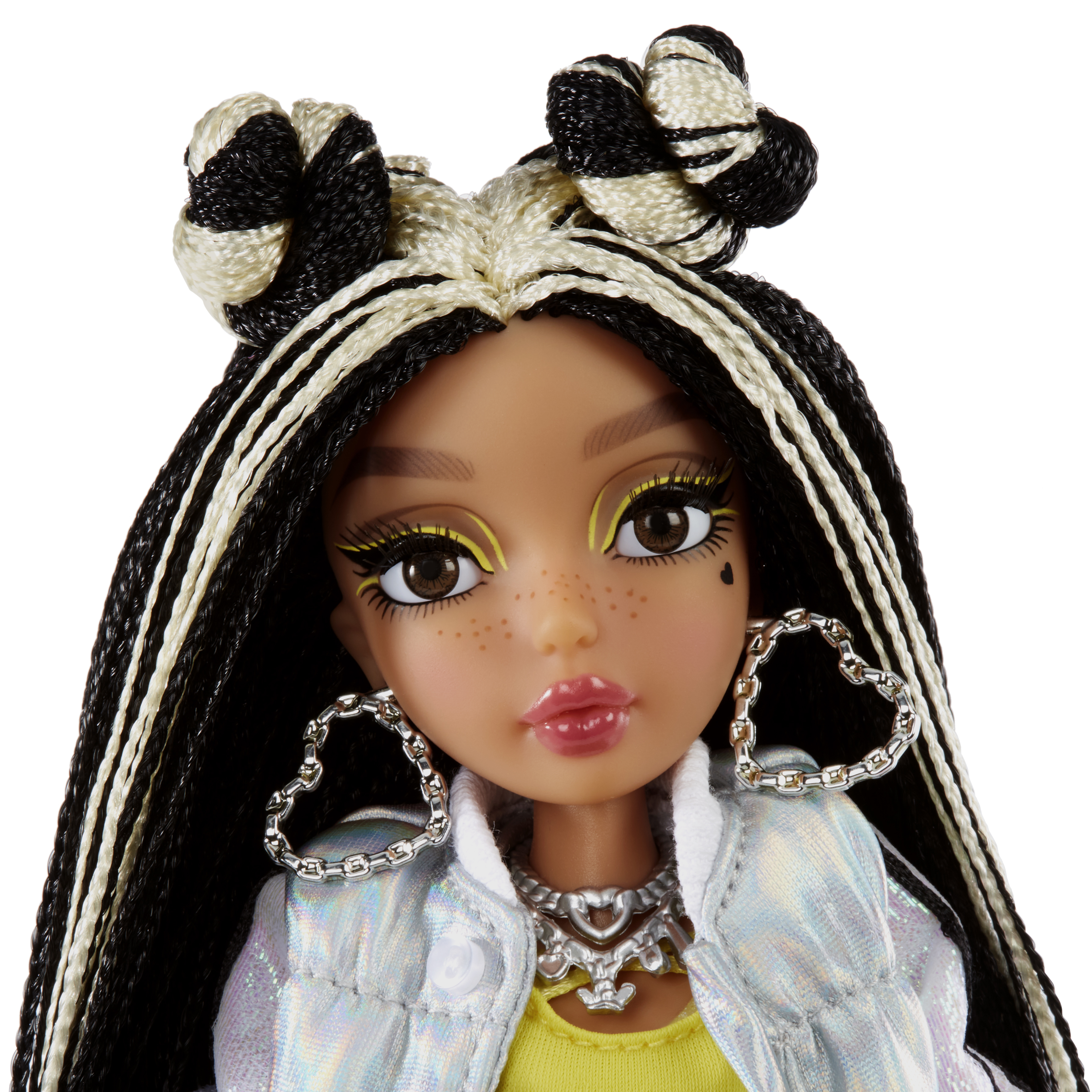 Cara de muñeca con cabello trenzado blanco y negro y pendientes de corazón.