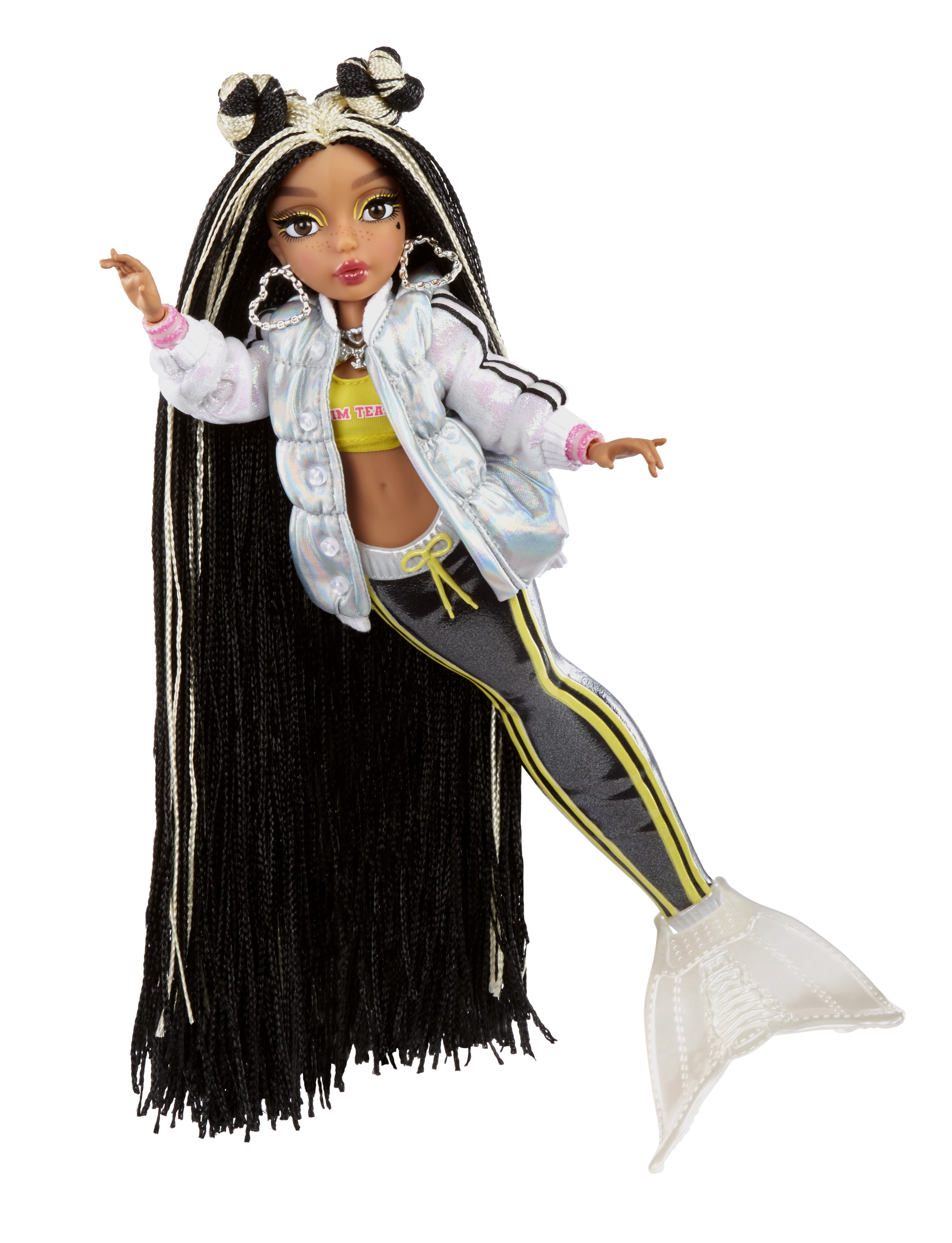 Muñeca sirena con largas trenzas negras, con chaqueta plateada, top amarillo y pantalones negros con rayas amarillas.